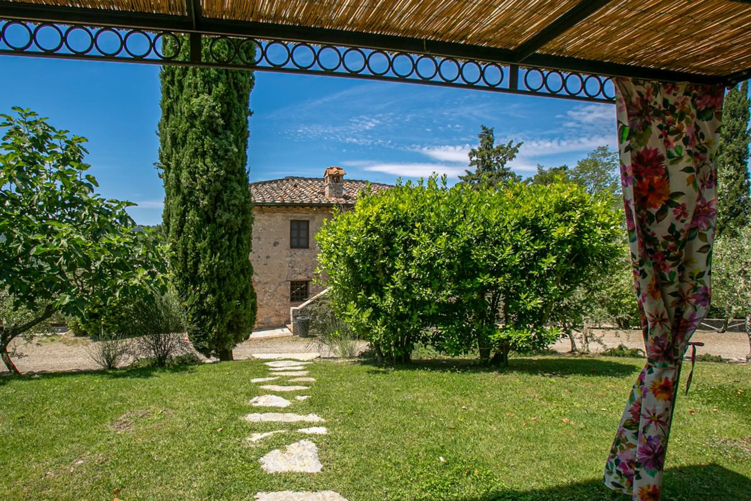 Glorious Tuscan Villa with Private Pool, Jacuzzi and Dining Terraces — photograph 11