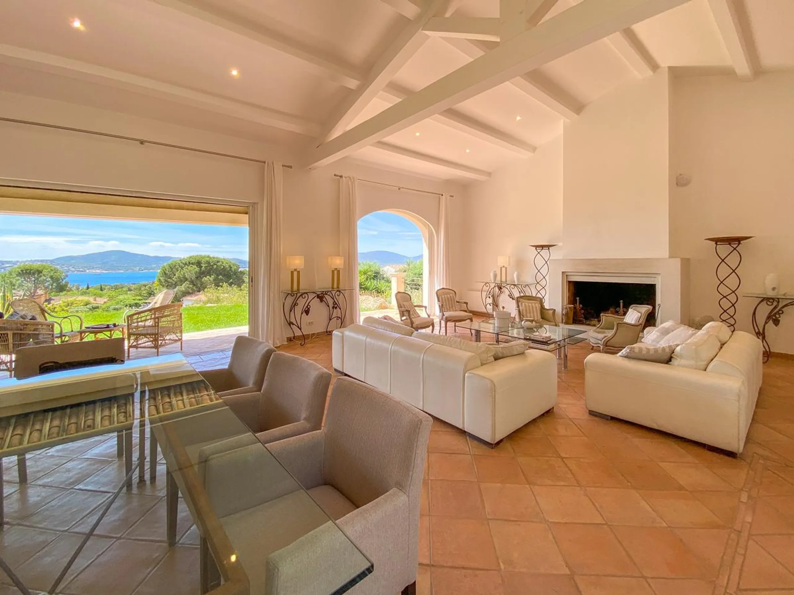 Stunning Hillside Villa with Heated Swimming Pool and Gulf Views — photograph 8