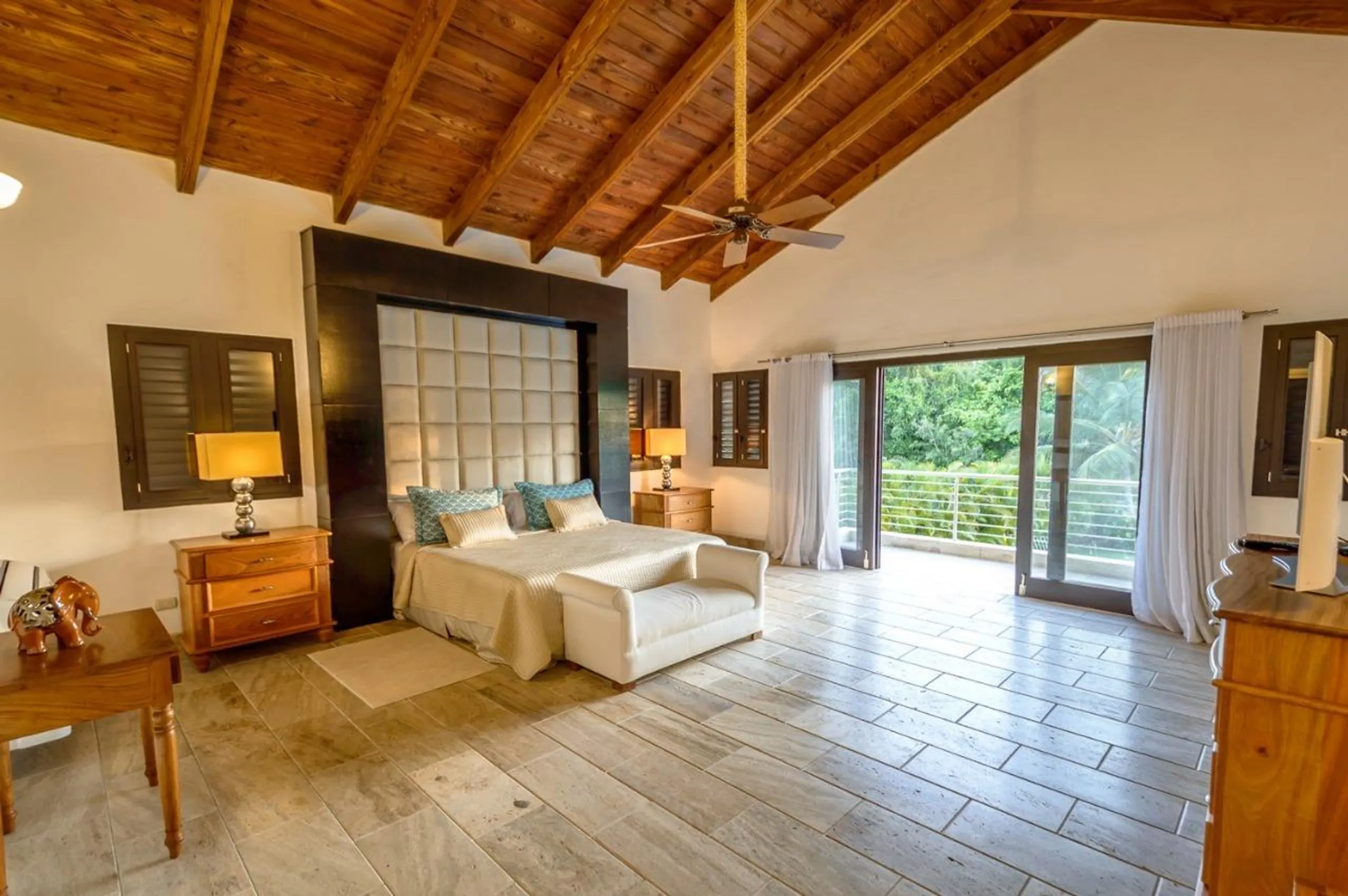 Elegant and Lush Estate with Private Pool and Hot Tub — photograph 11