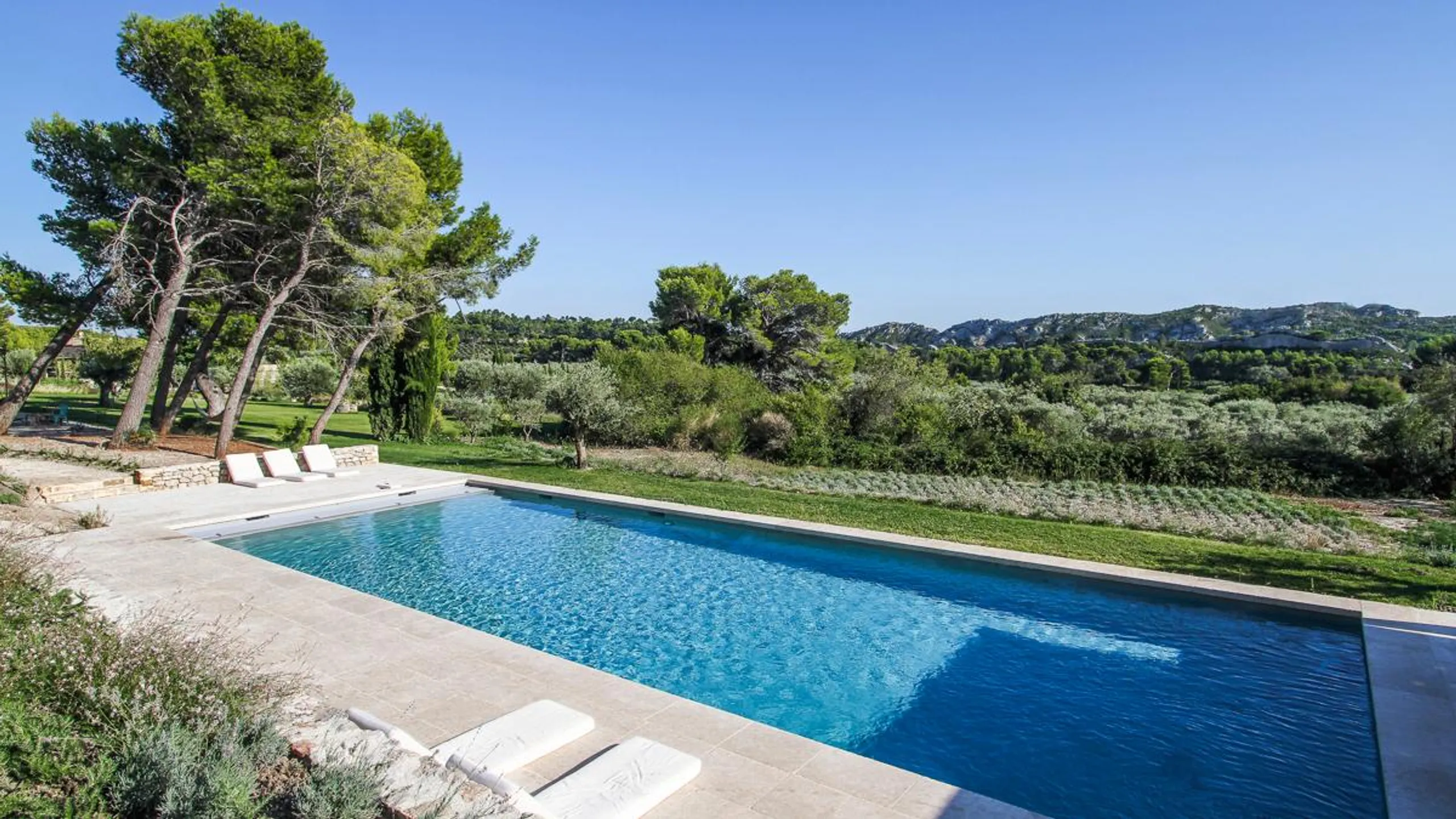 Spacious 7-Bedroom Villa with Heated Pool and Mountain Views — photograph 2