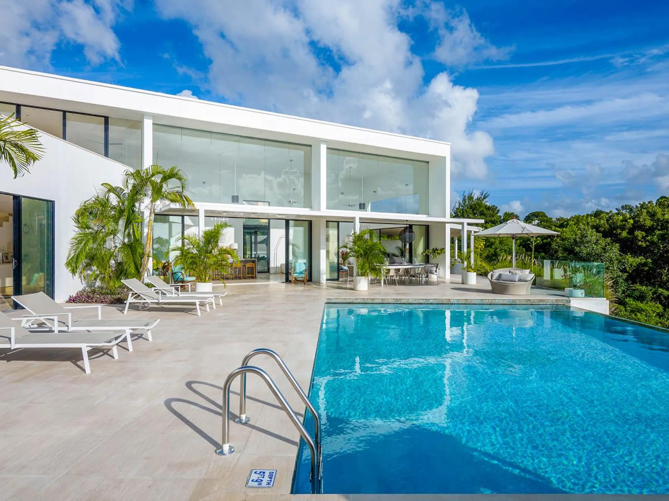Sophisticated Villa with Infinity Pool and Panoramic Nature Views — photograph 12
