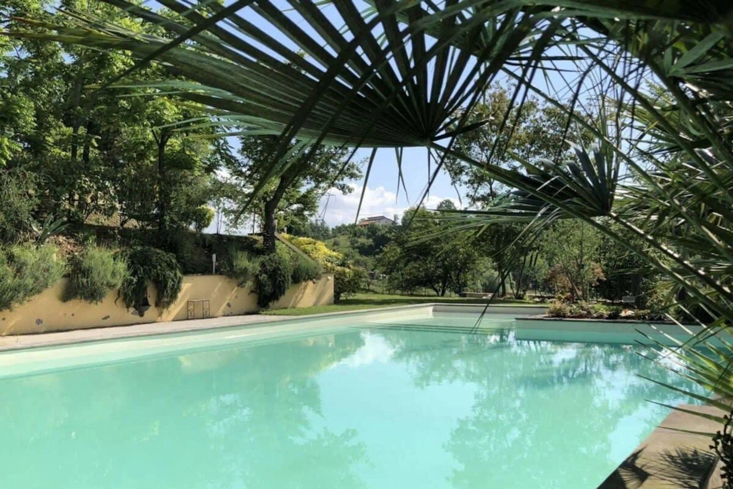 Tranquil Traditional Villa with Large Infinity Pool — photograph 2