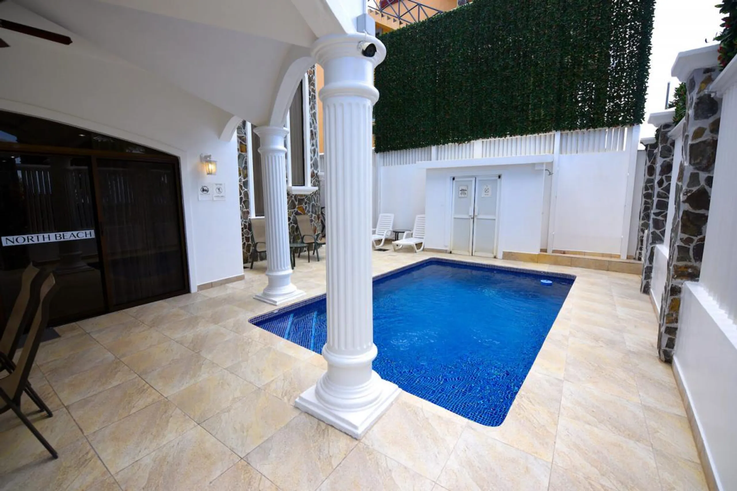 Deluxe Beachfront Nine Bedroom Villa with Private Pool and Ocean View — photograph 8