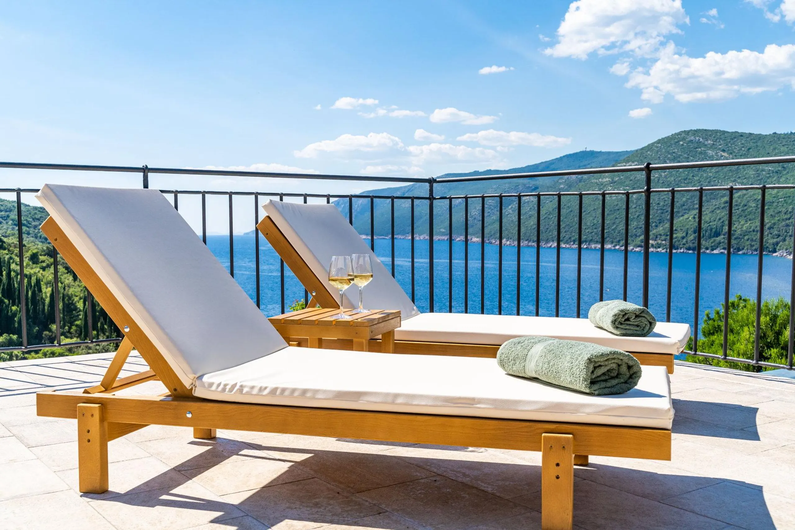 Statuesque Villa with Infinity Pool and Mesmerizing Blue Waters of the Adriatic Sea — photograph 9