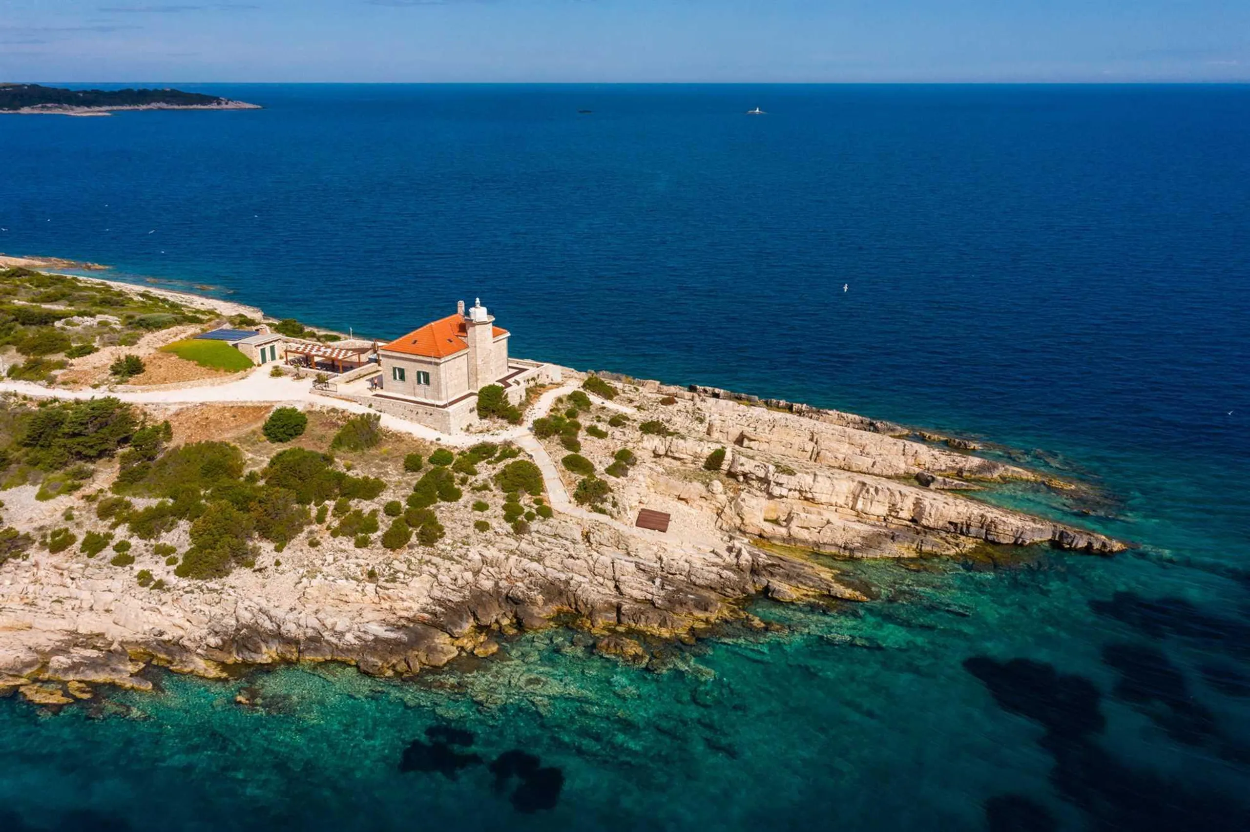 Historic Villa with Lighthouse and Jacuzzi on Host Island, Vis