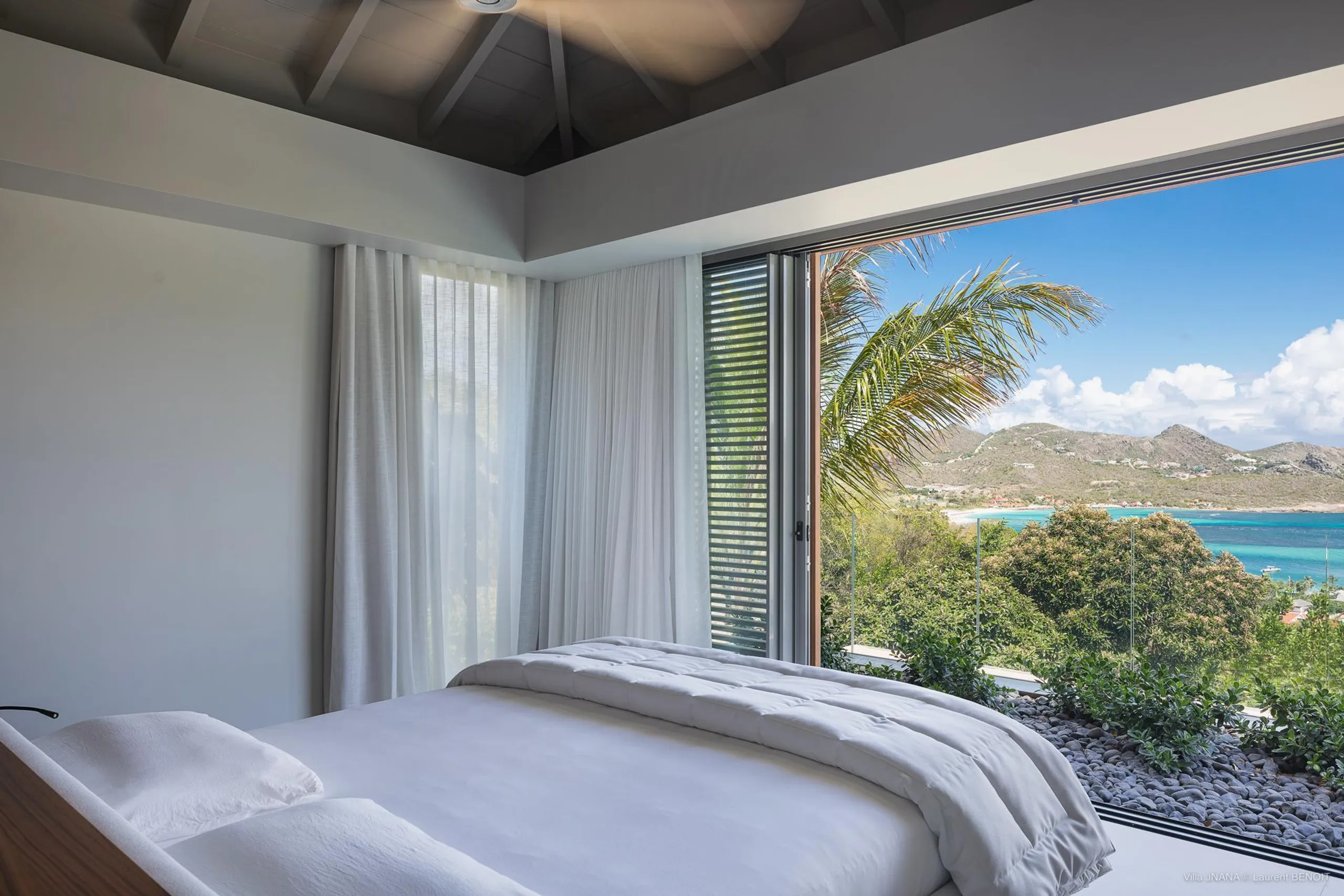 Gracefully Decorated Island Villa with Private Pool and Ocean Views — photograph 7
