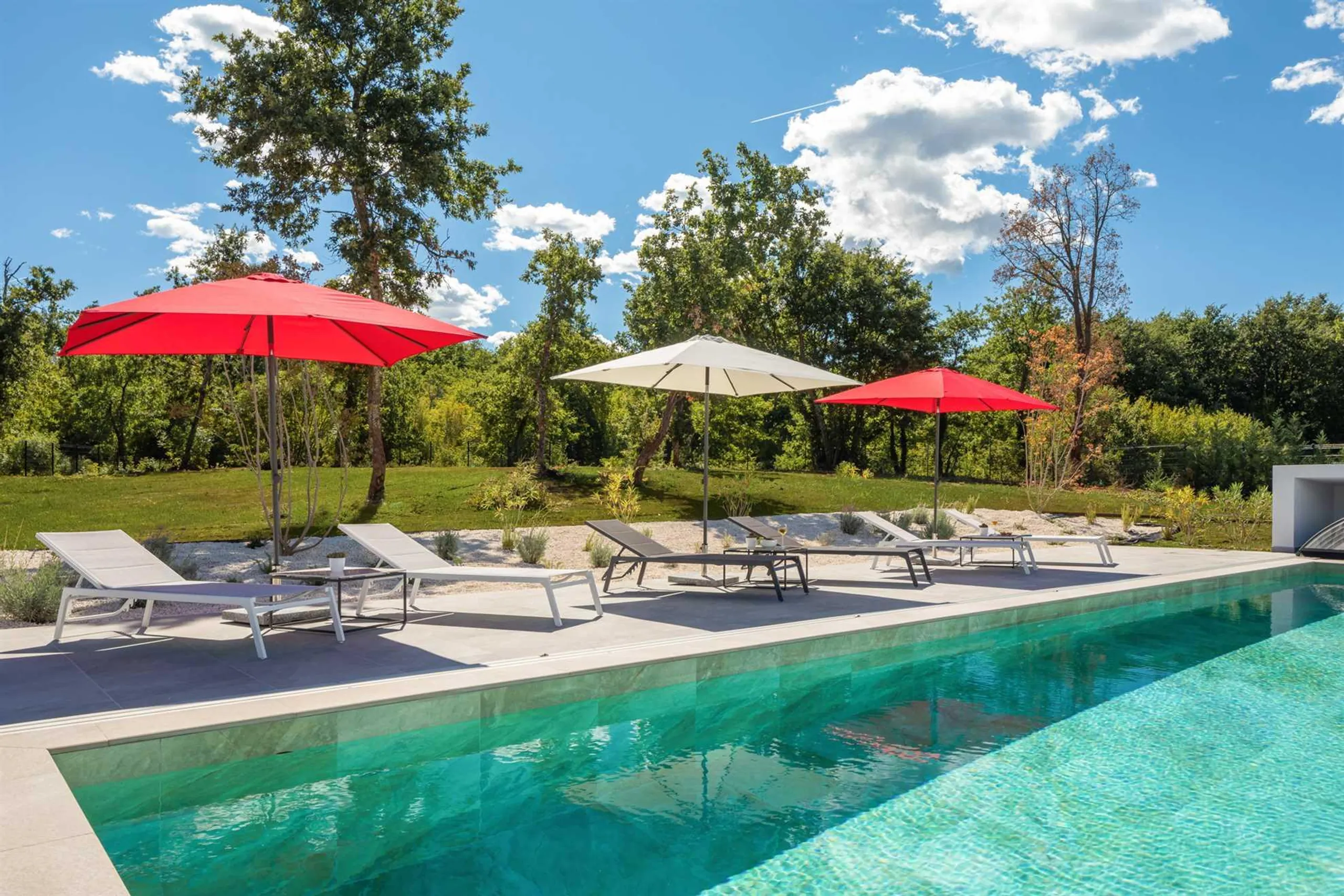 Exceptional Villa Hideaway with Pool and Lush Surroundings — photograph 7
