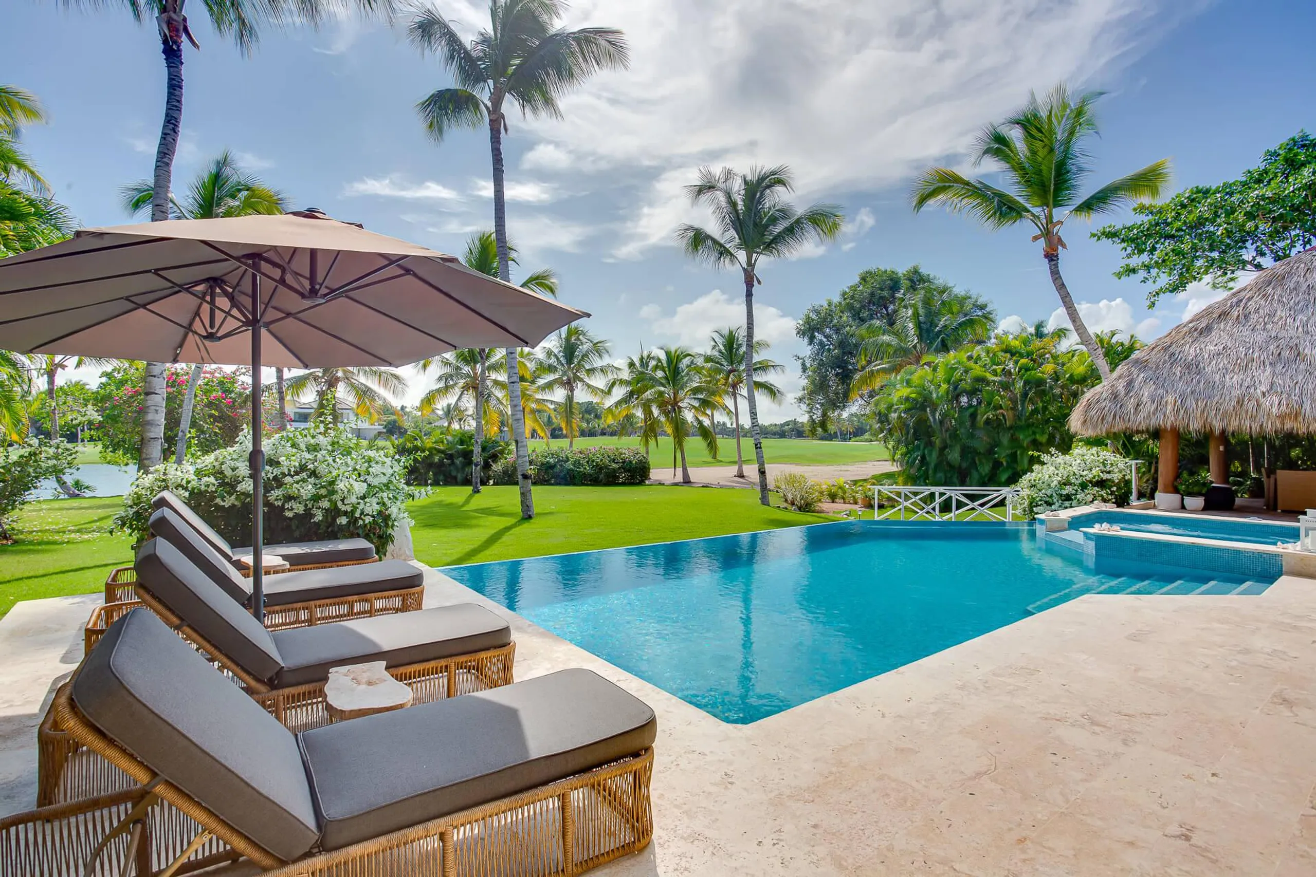 Immaculate White 5-Bedroom Villa in Punta Cana with Private Pool — photograph 5