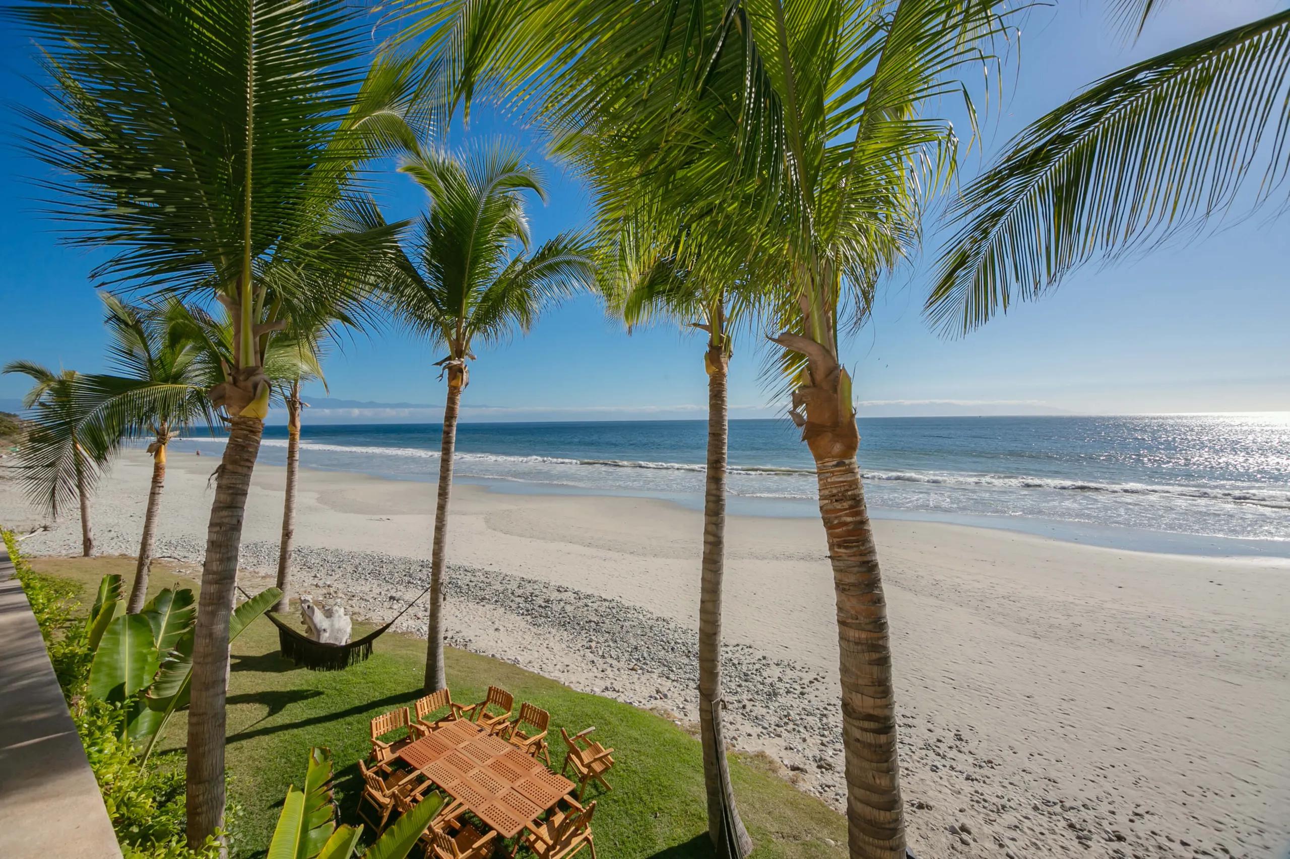 Sophisticated Beachfront Villa with Infinity Pool and Ocean Views — photograph 9
