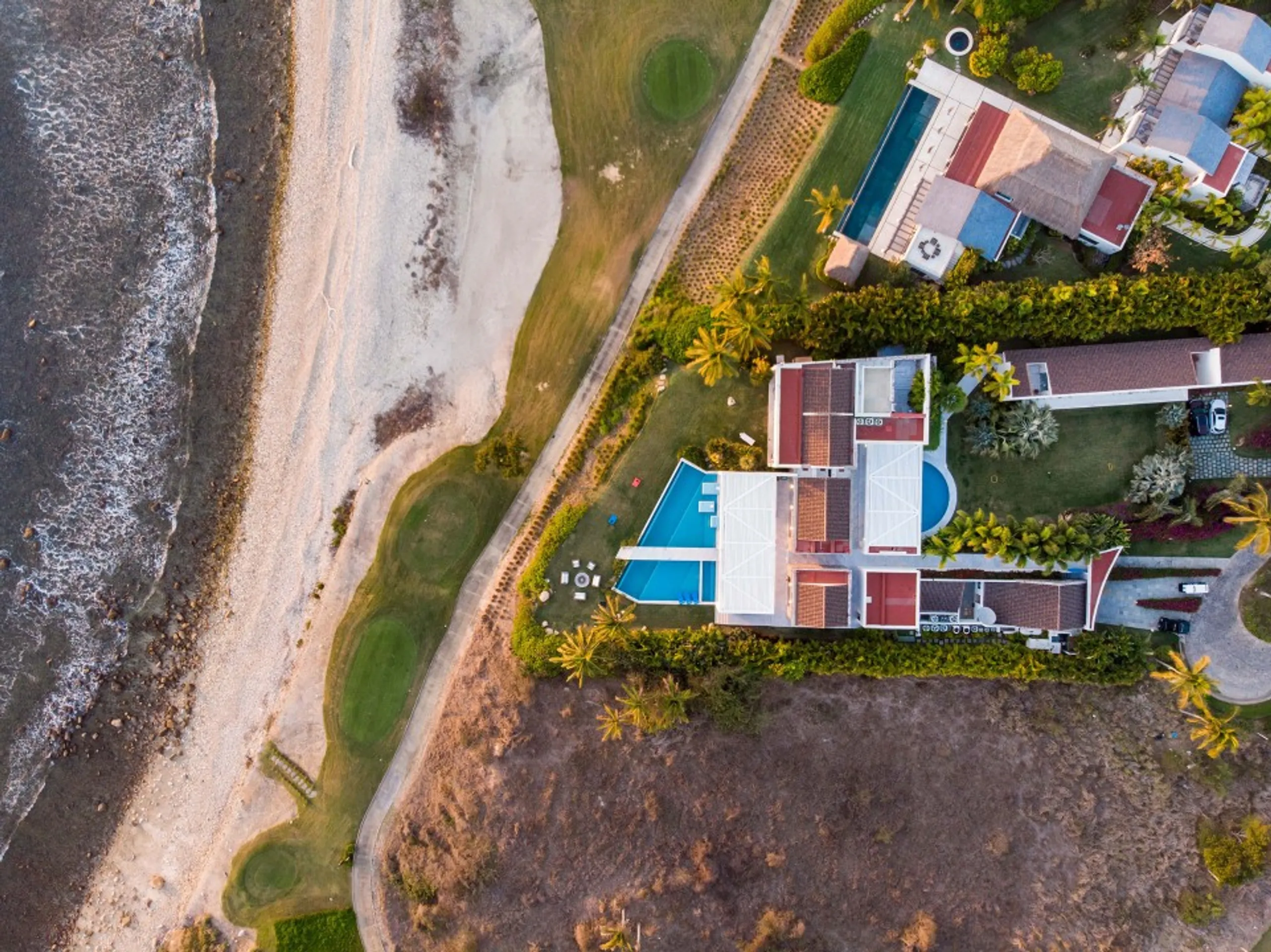 Breathtakingly Beautiful Oceanfront Villa with Infinity Pool, Firepit & Ocean Views — photograph 5