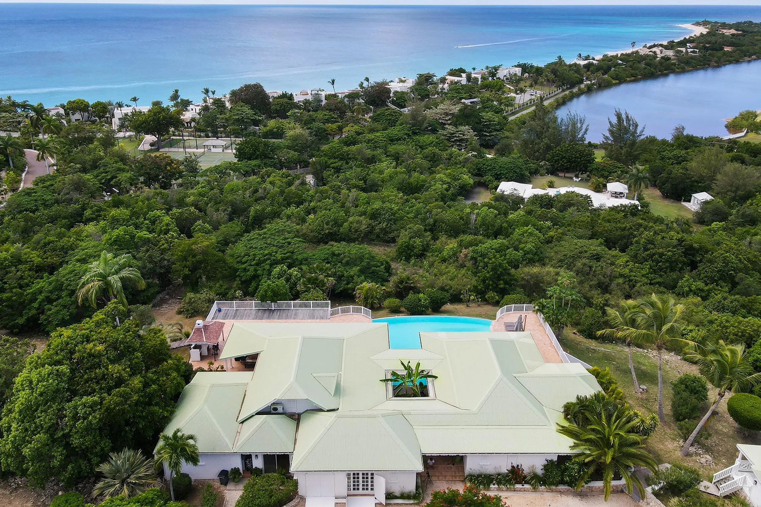 Classic Caribbean Luxury Villa with Infinity Edge Pool — photograph 6