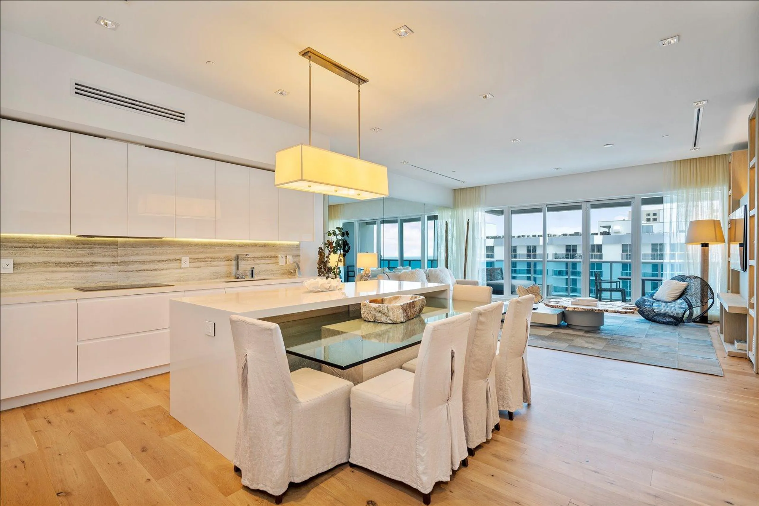 Sundrenched Miami Majesty Penthouse with Ocean Views — photograph 9