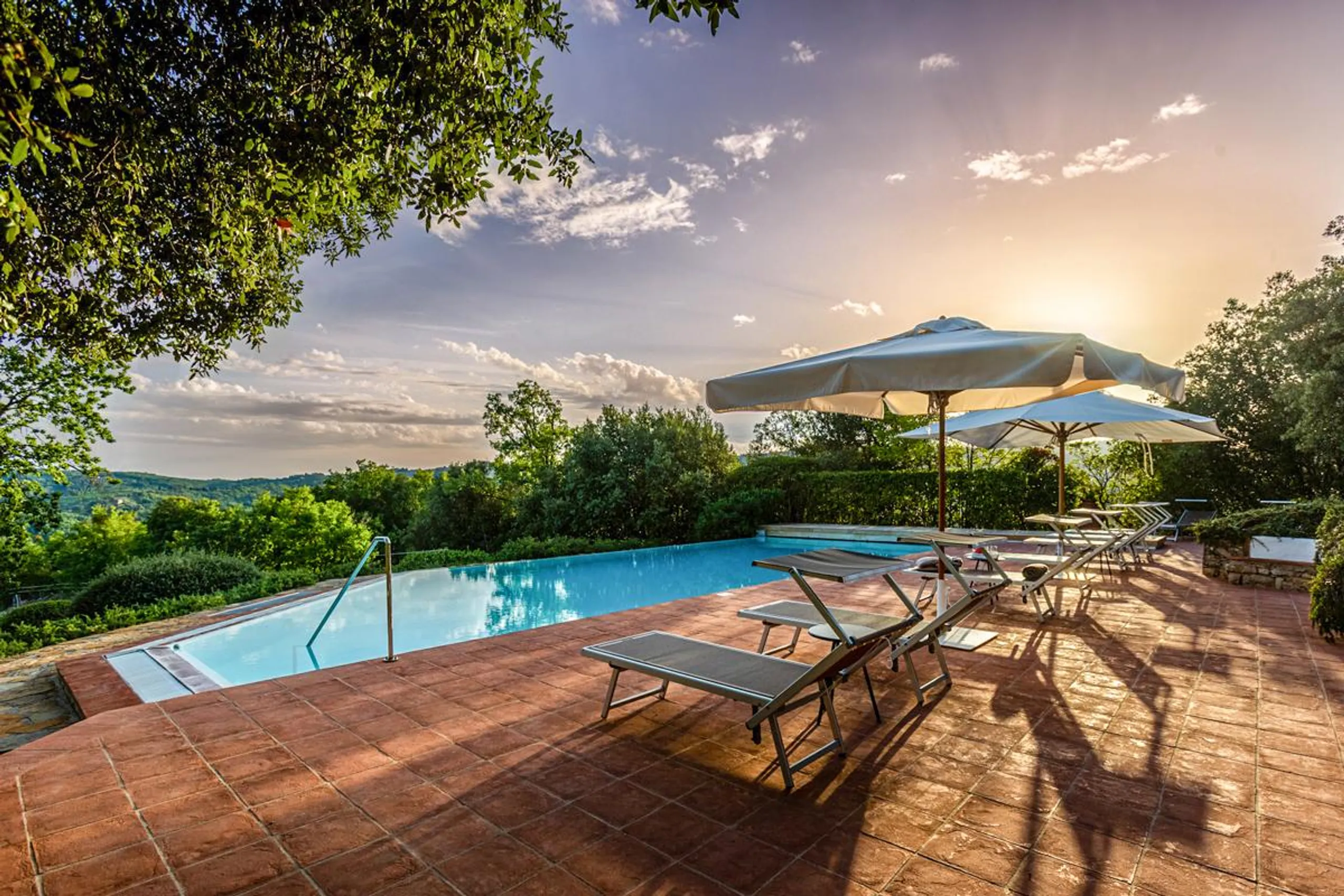 Glorious Tuscan Villa with Private Pool, Jacuzzi and Dining Terraces — photograph 2