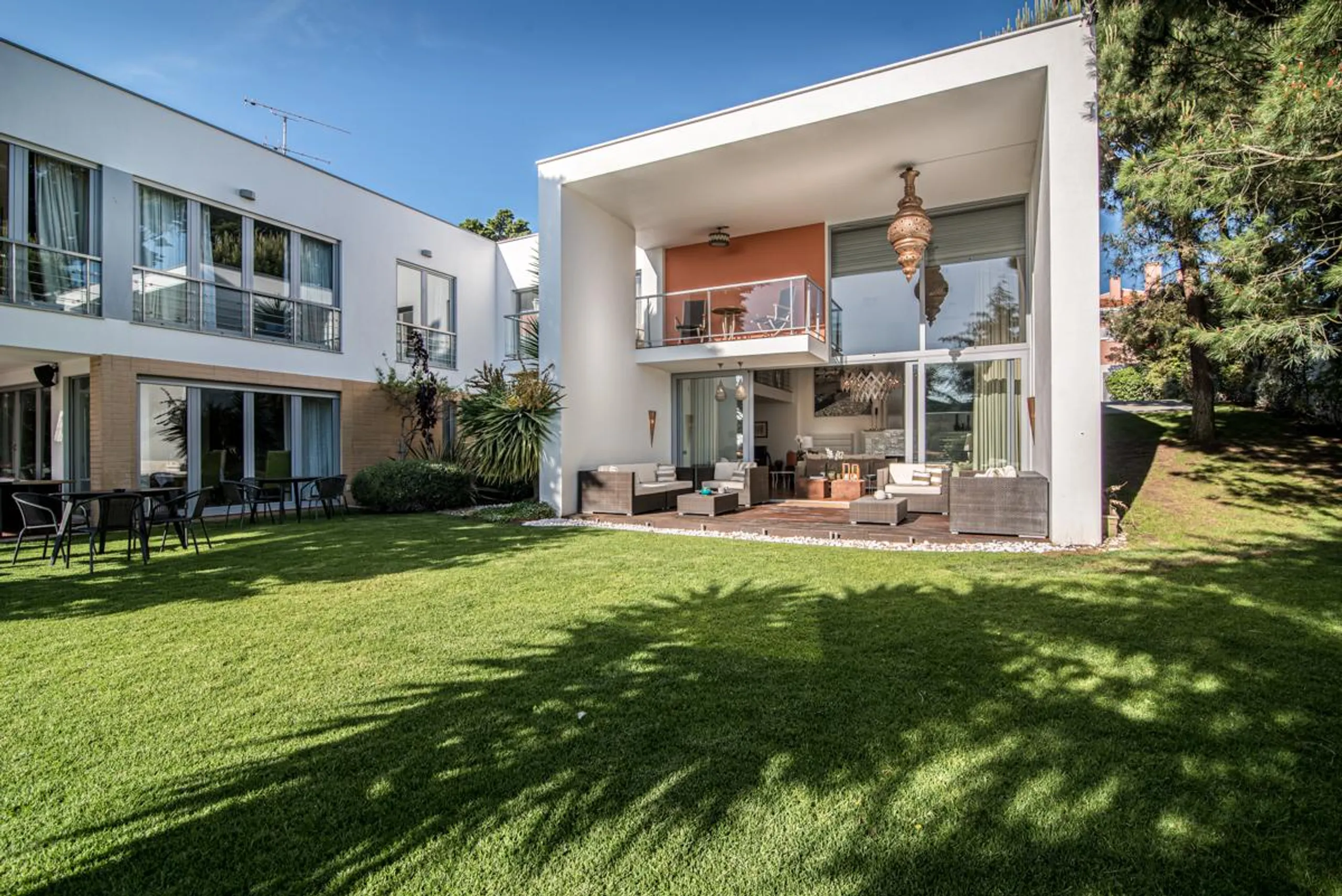 Plush and Inviting Villa with Private Pool and Gardens — photograph 3