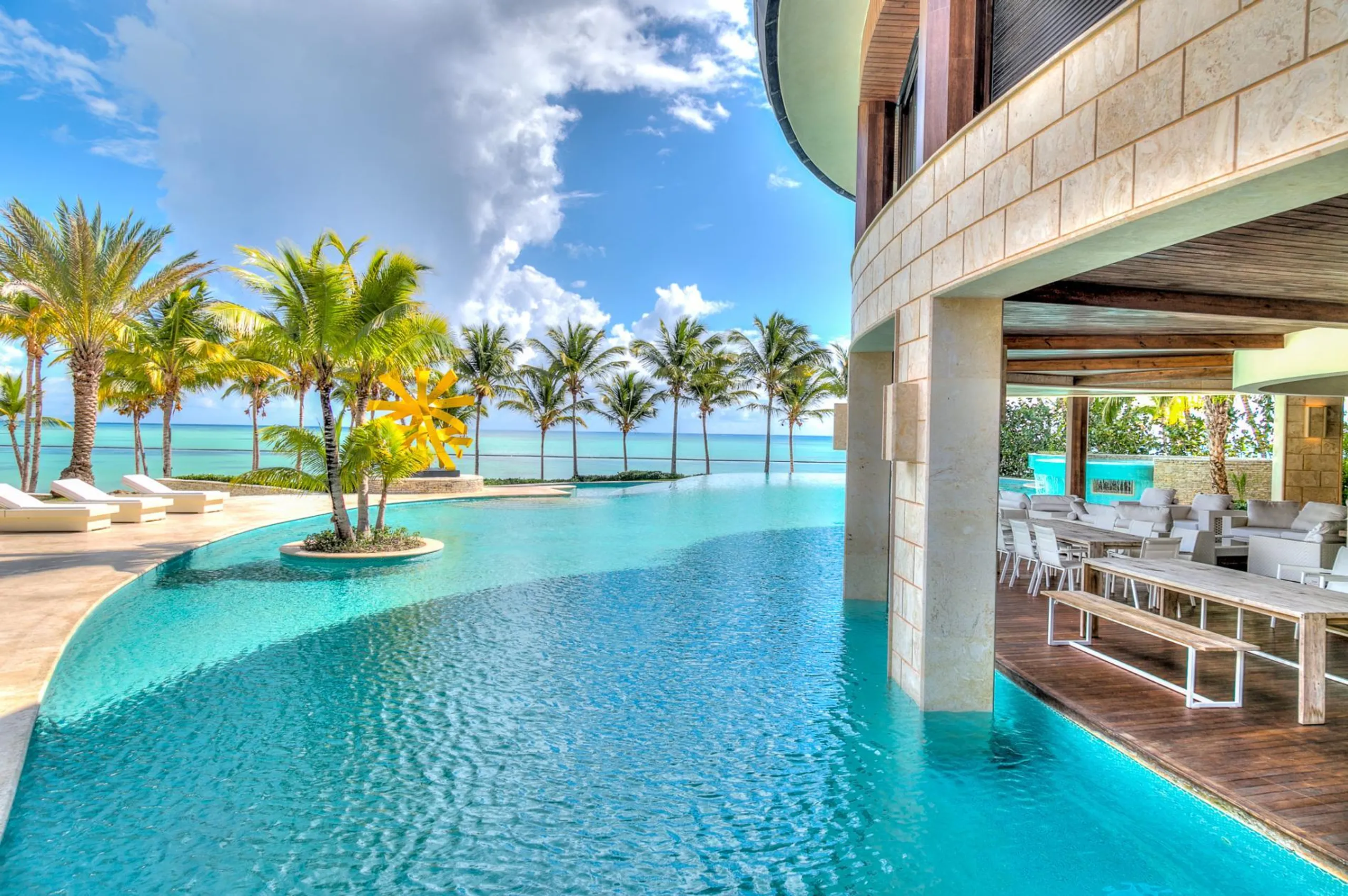 Spectacular Modern Villa: High Ceilings, Futuristic Spiral Stairs, and Intriguing Sculptures — photograph 4