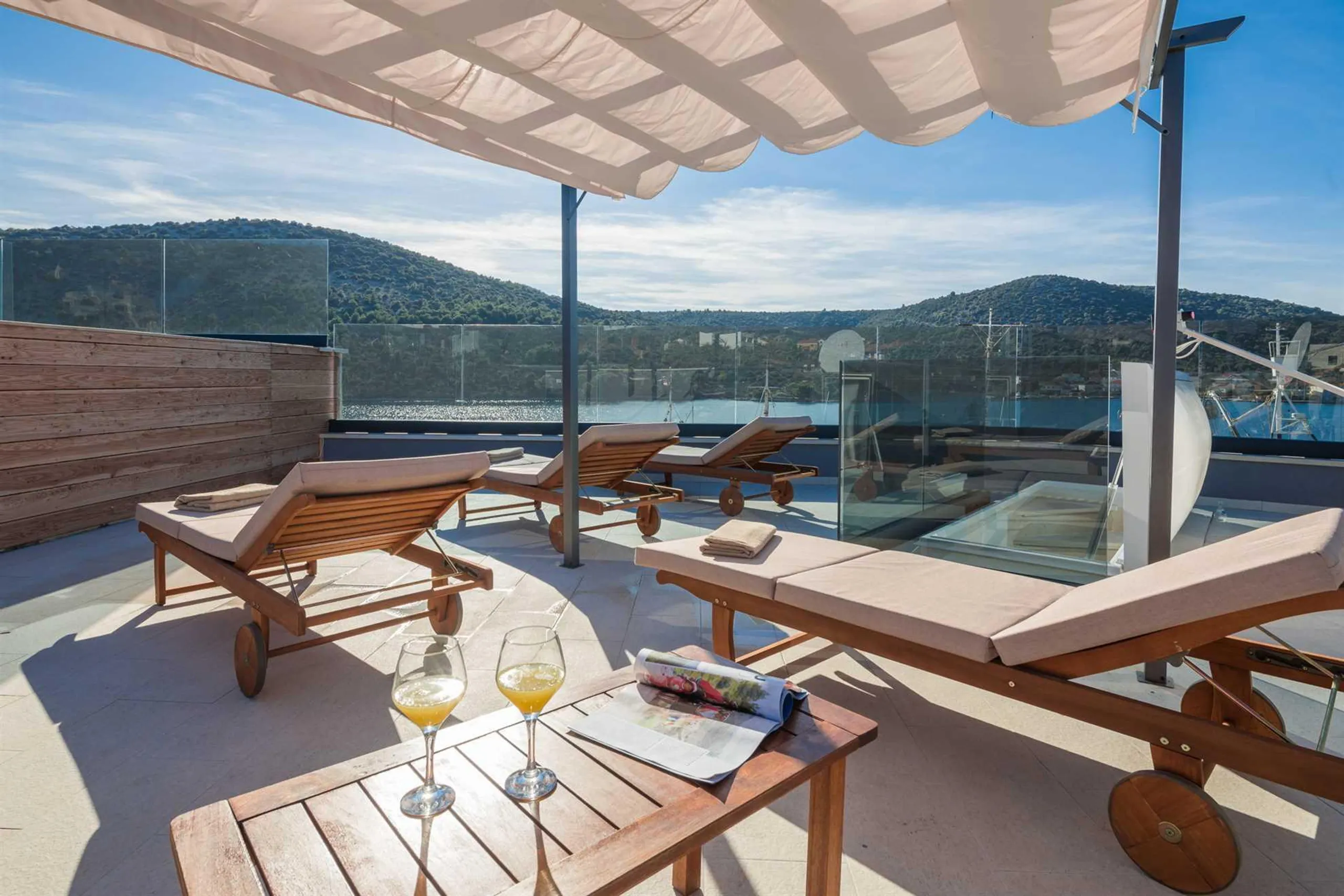 Beachfront Villa with Private Pool and Views of Crystal Clear Waters — photograph 9