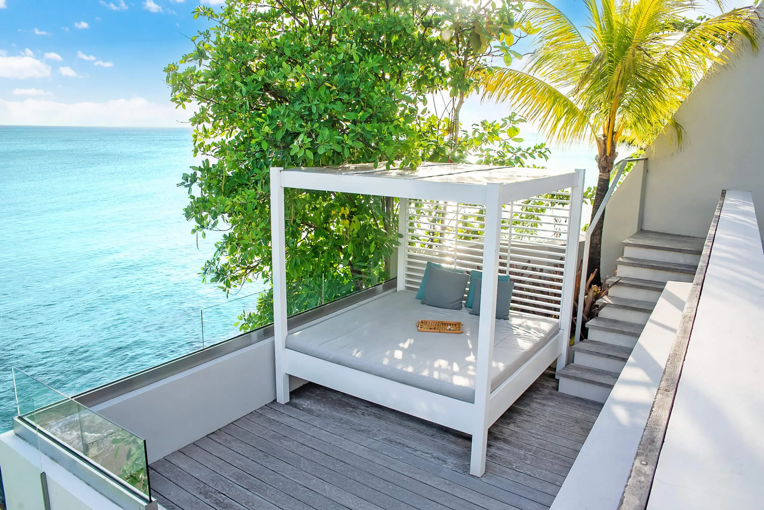 Contemporary Beachfront Villa with Private Pool and Pristine Sea Views — photograph 3