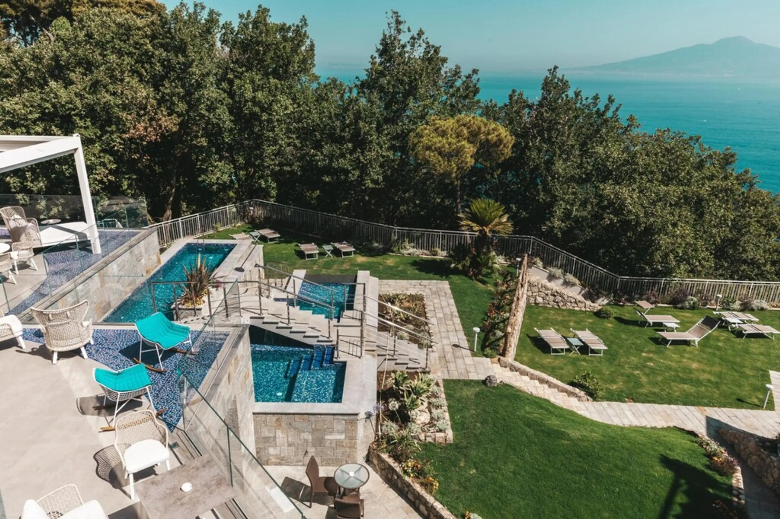Majestic Seafront Villa with Heated Pool and English-Style Garden — photograph 3