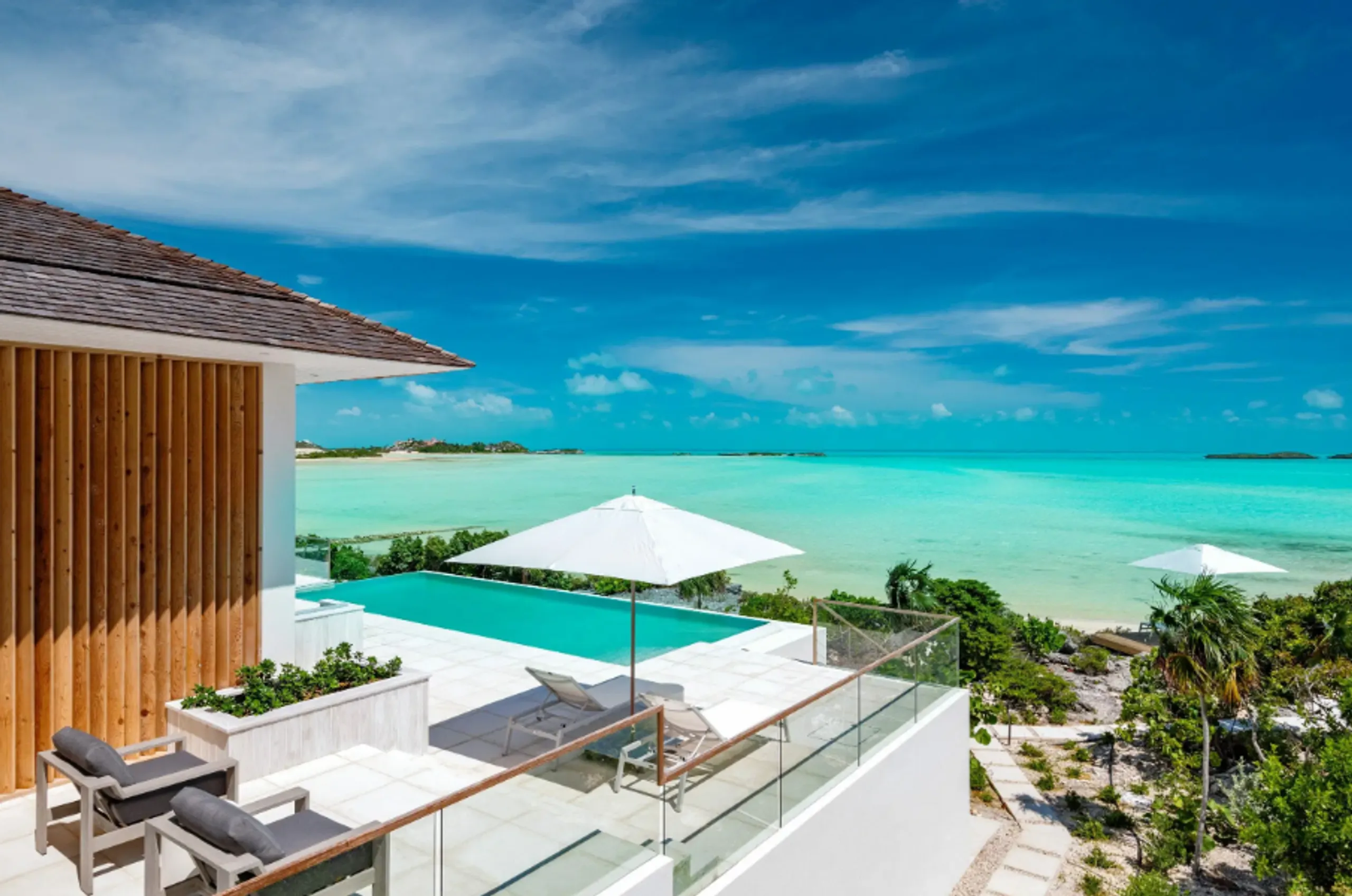 Contemporary Beach House with Breathtaking Ocean Views and Private Beach — photograph 5