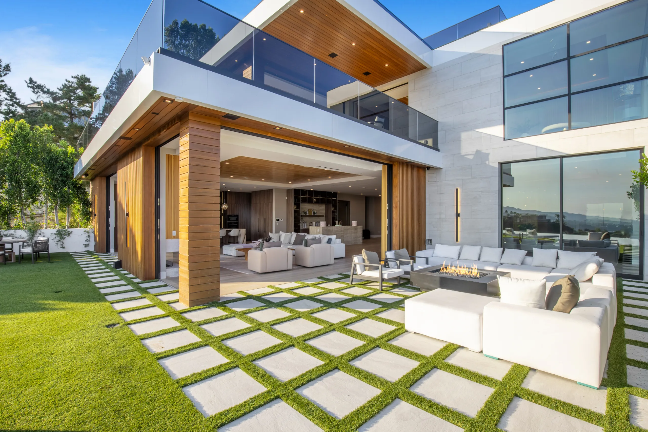 Prestigious Bel-Air Villa with Spa, Theater, & Seamless Indoor/Outdoor Spaces — photograph 2
