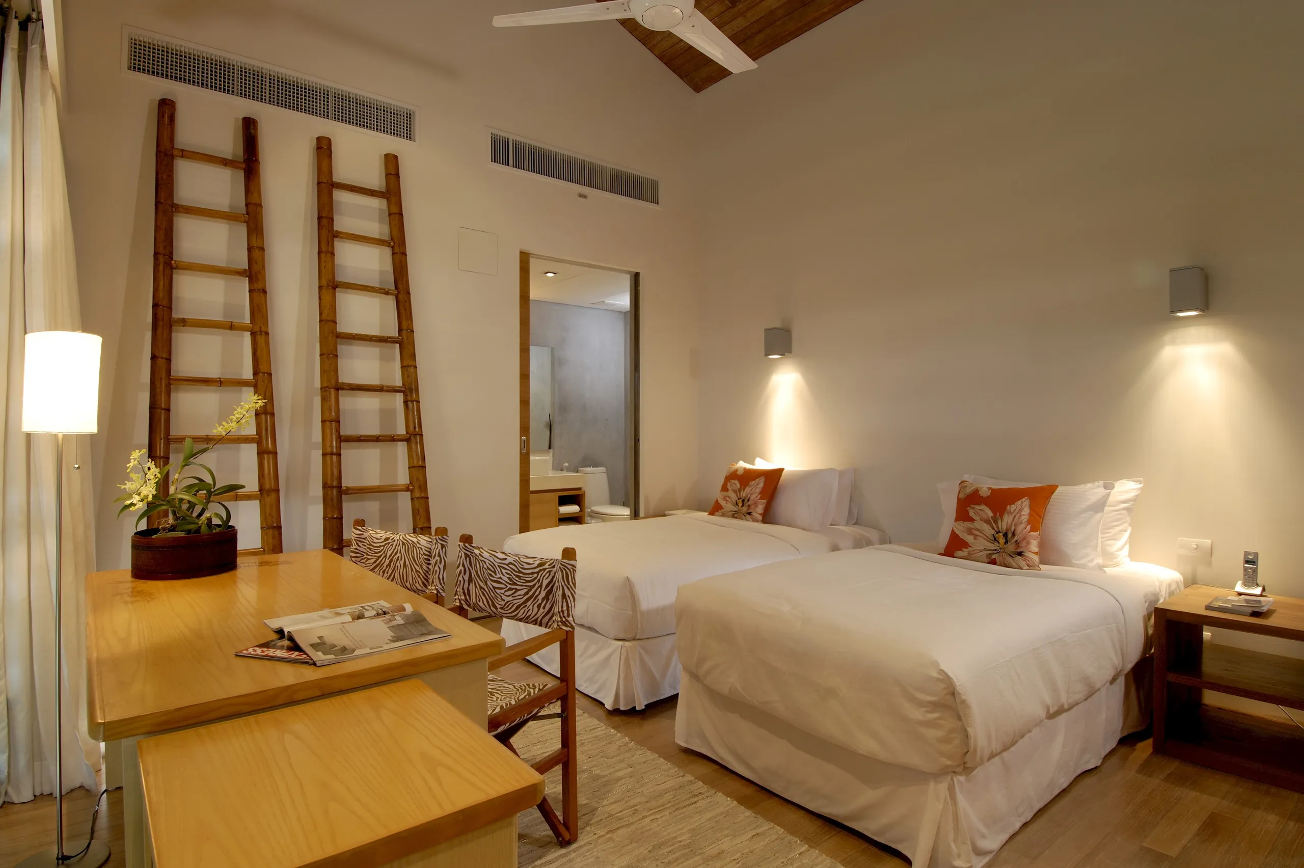 Captivating 5BR Phuket Retreat with Invigorating Pool — photograph 11