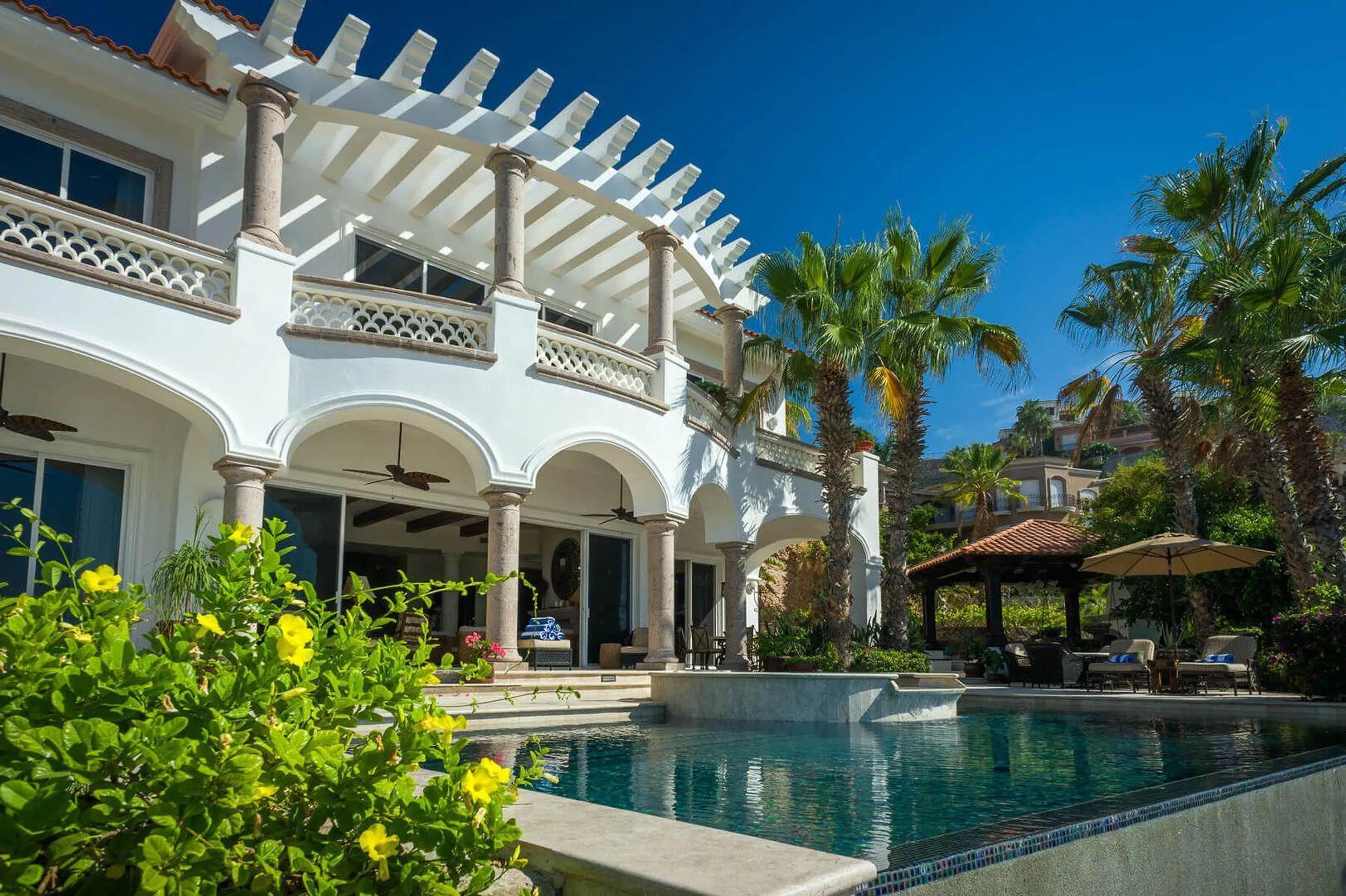 Upscale Villas Del Mar Estate with Infinity Pool and Ocean Views — photograph 2