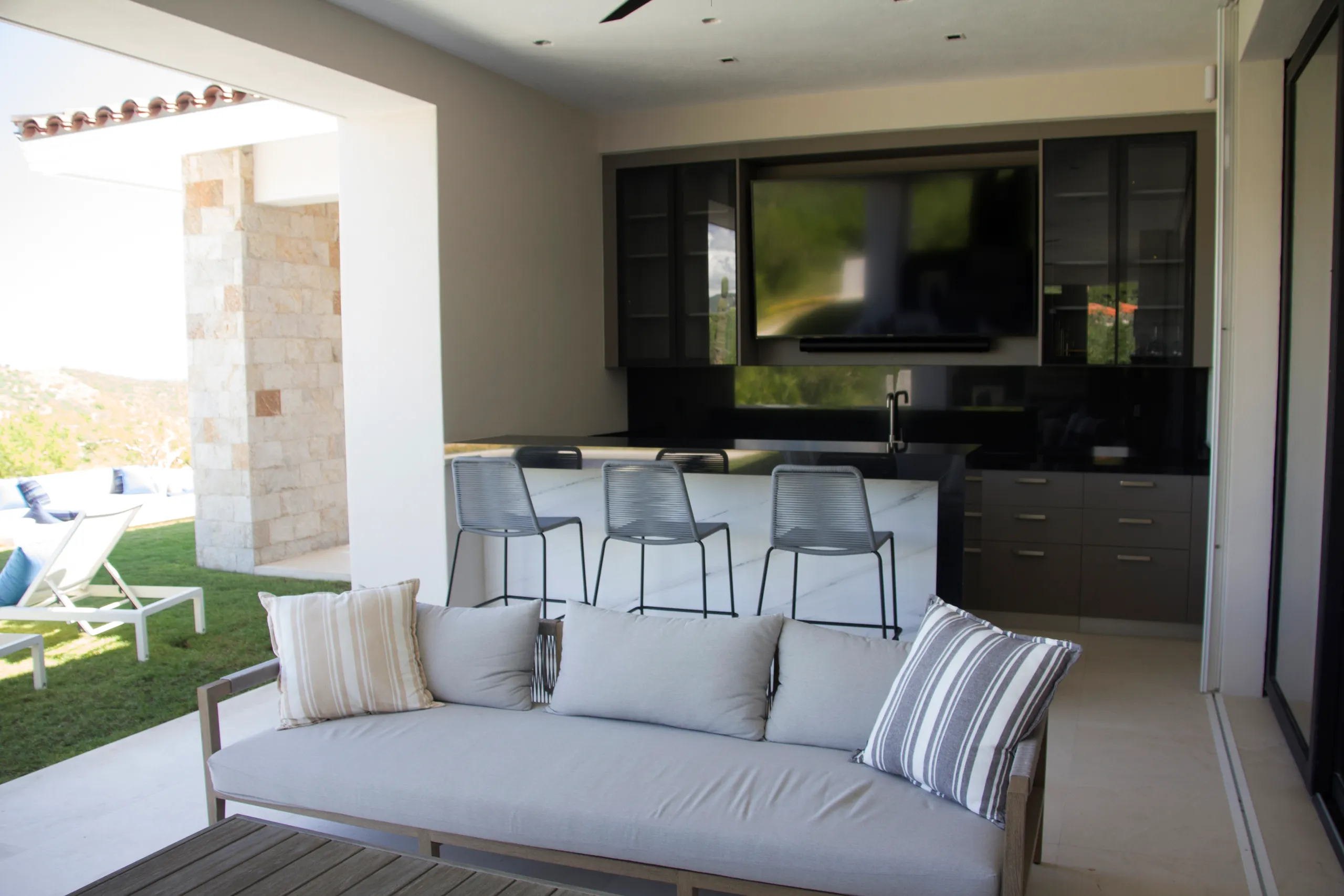 Elegant and Modern Pamilla Estate with Pool and Gorgeous Views — photograph 11