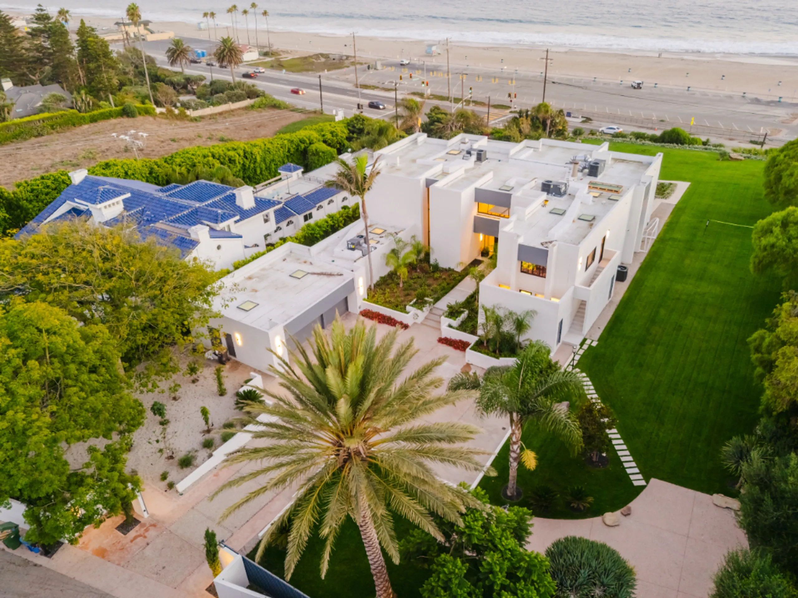 Architectural Malibu Bluffside Estate with Panoramic Ocean Views & Walkable Beach Access — photograph 6