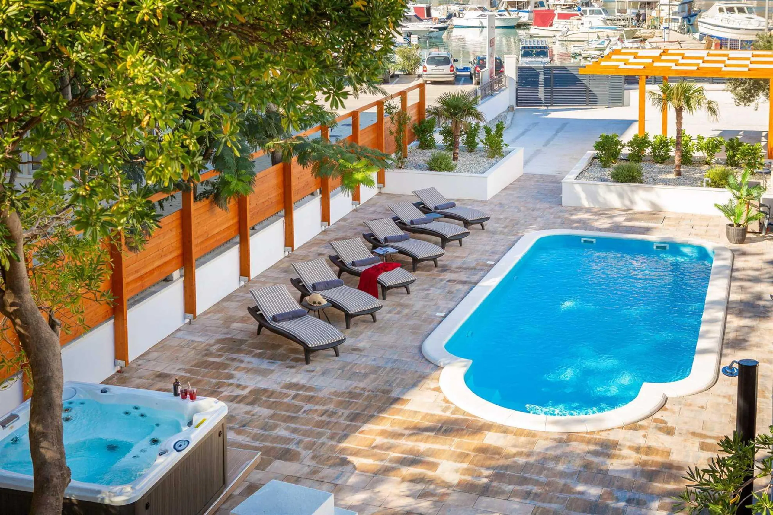 Traditional Luxury Villa with Private Swimming Pool, Sauna and Sea Views — photograph 10