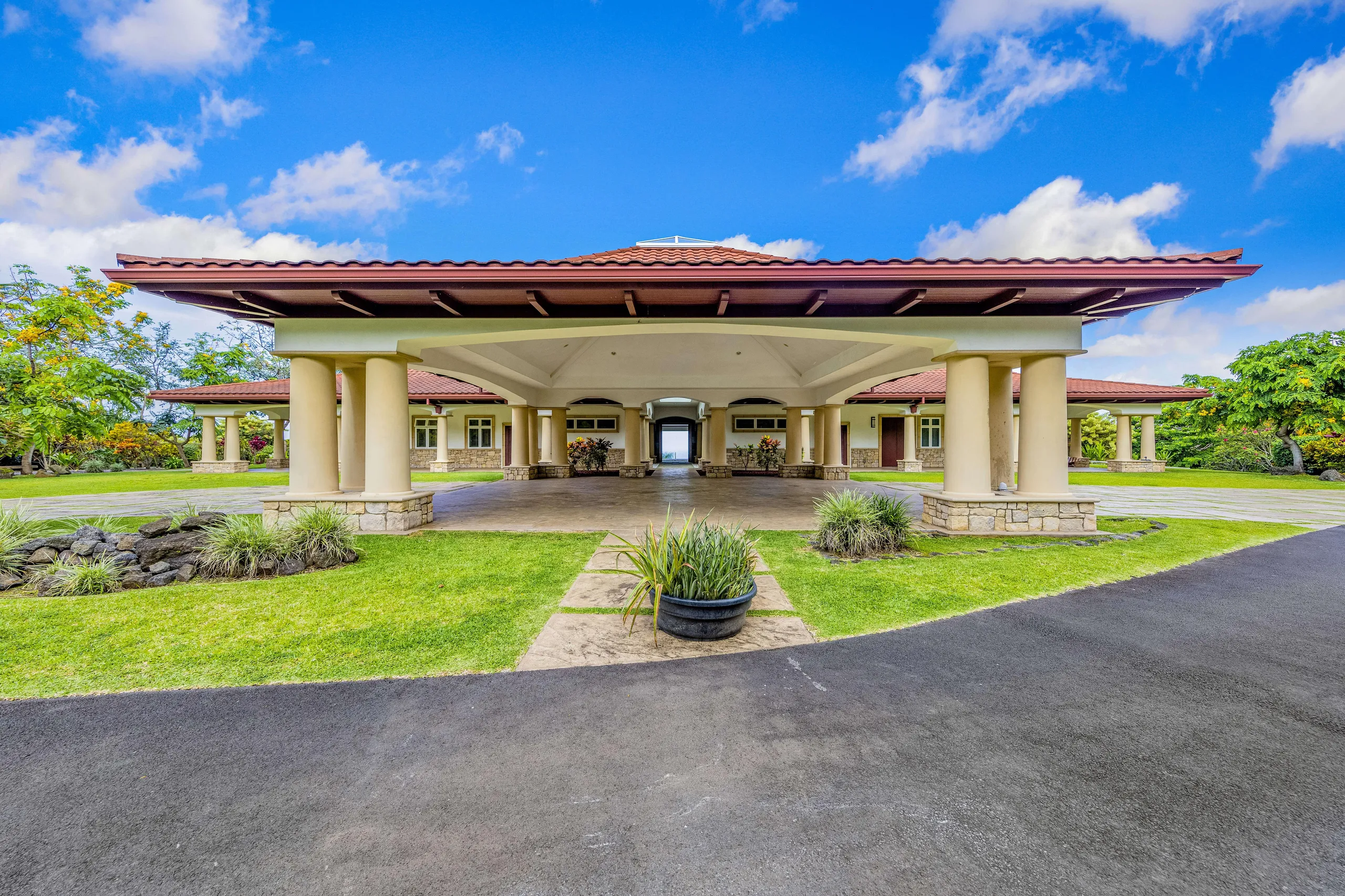 Hawaii Hideaway Estate with Infinity Pool and Panoramic Ocean Views — photograph 6