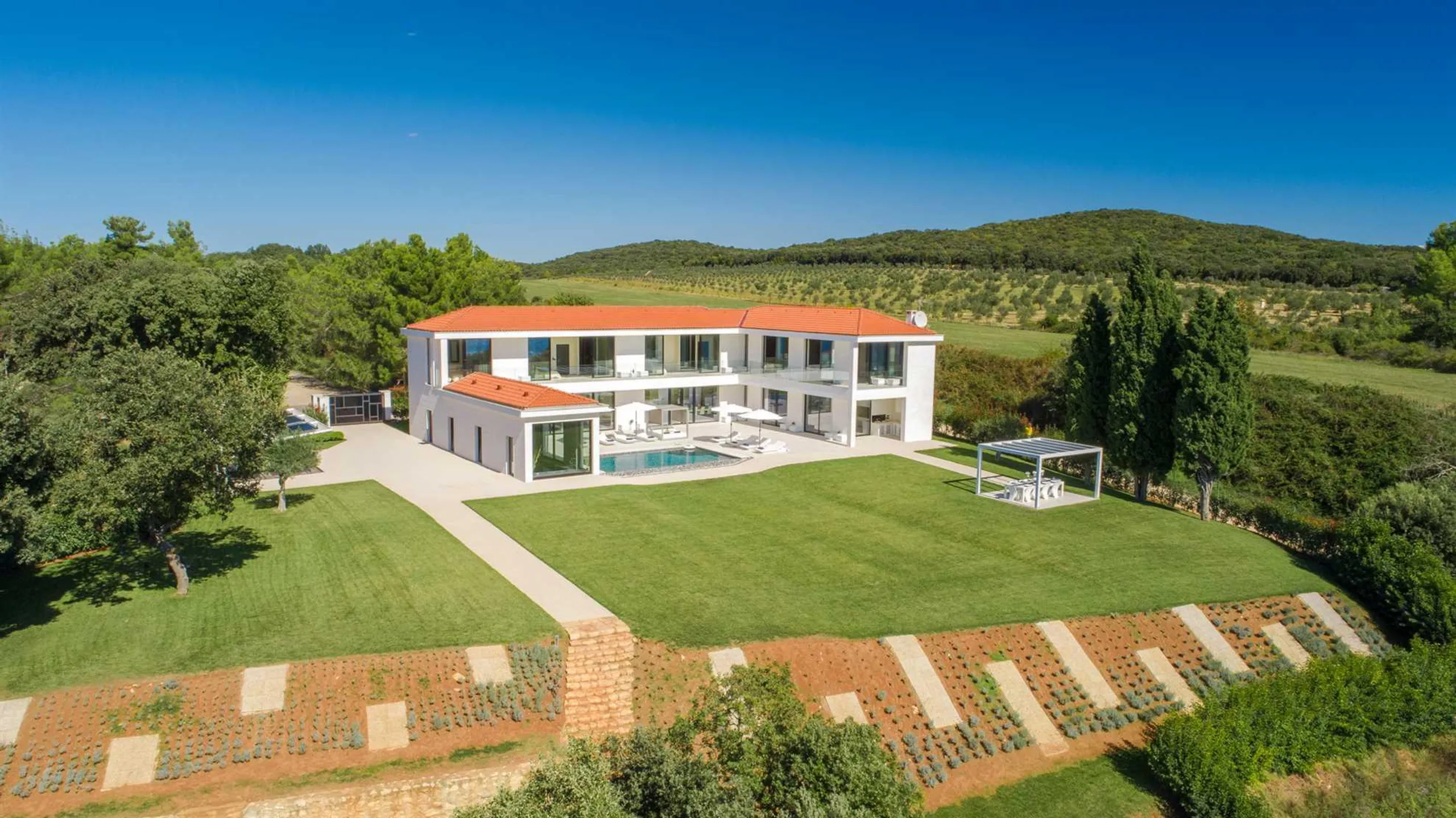 Elegantly Appointed 5-Bedroom Villa with Heated Pool, Private Beach and Jacuzzis — photograph 9