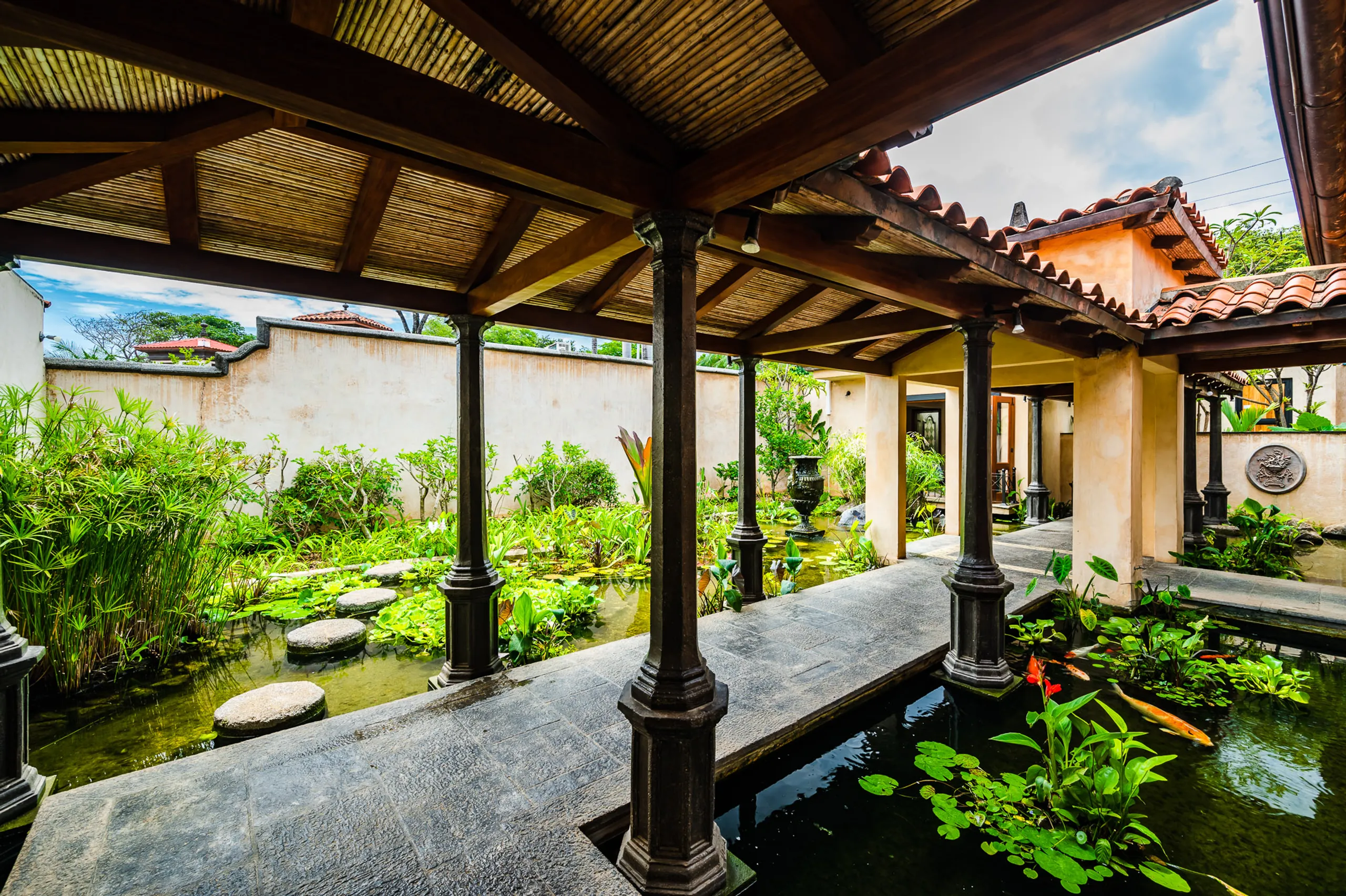 Exquisite Beachfront Villa with Private Infinity Pool and Tropical Gardens — photograph 4