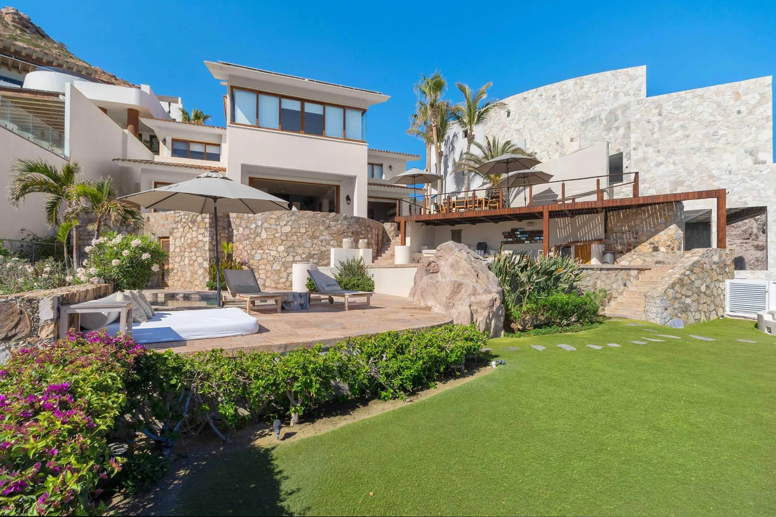 Exquisite 5-Bedroom Villa in Exclusive Cabo Colorado with Private Pool & Direct Beach Access — photograph 2