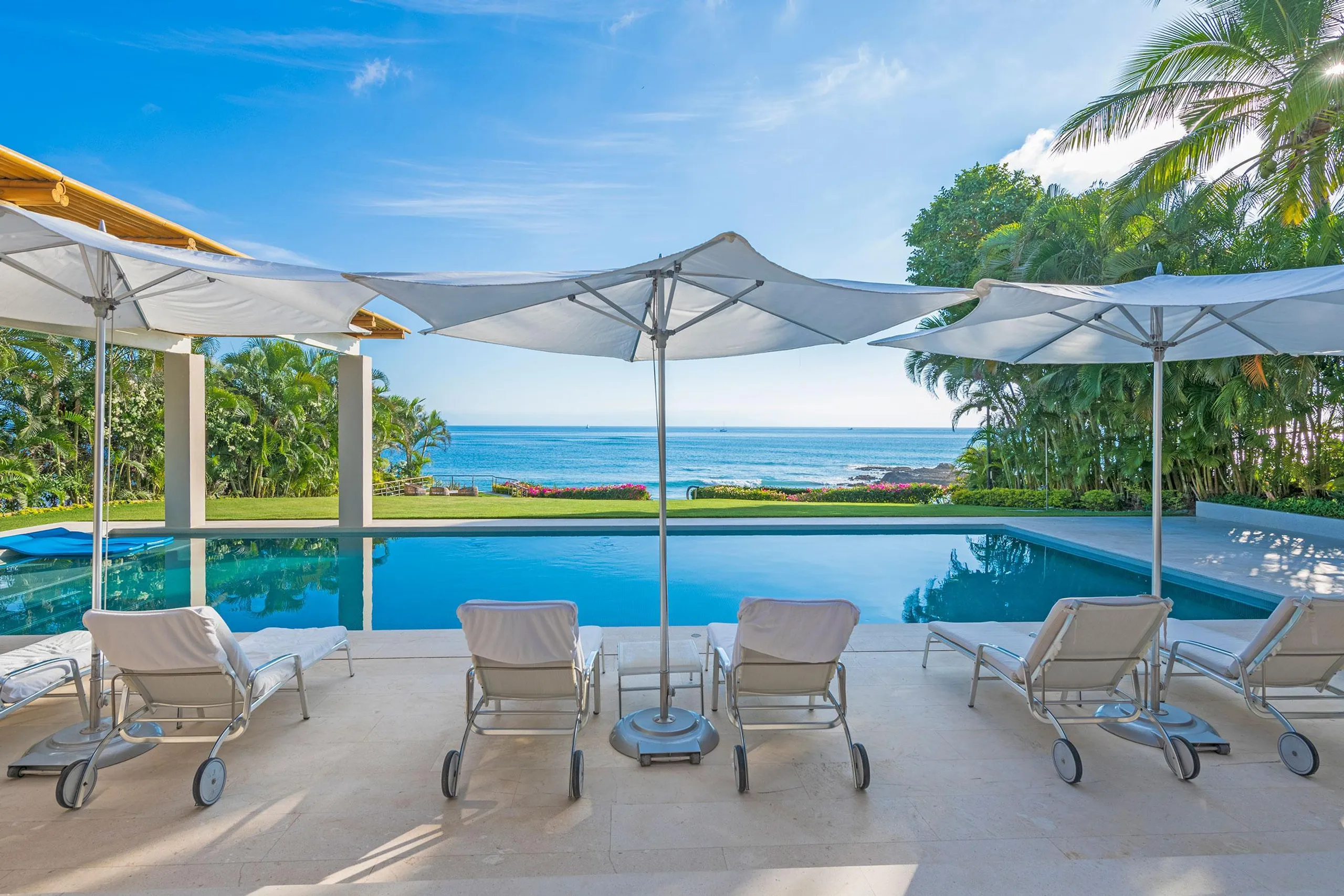 Rancho Estate Beach Front Villa with Private Pool and Incredible Ocean Views — photograph 3
