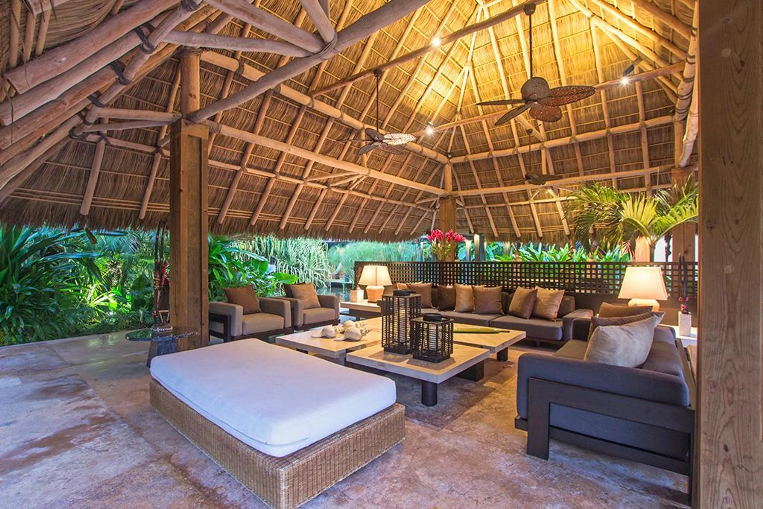 Luxury Ultra Eco Villa with Private Pool and Lush Grounds — photograph 4