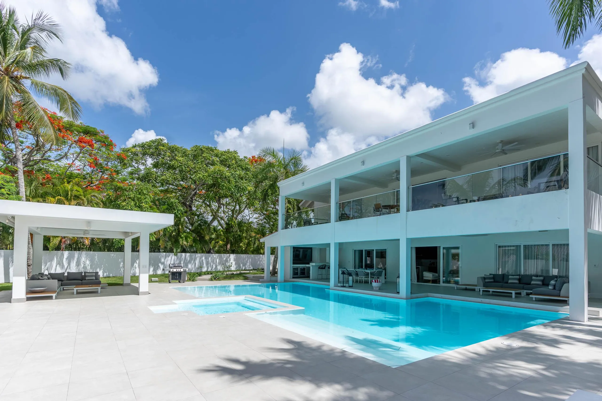 Chic Contemporary Villa with Private Pool — photograph 3