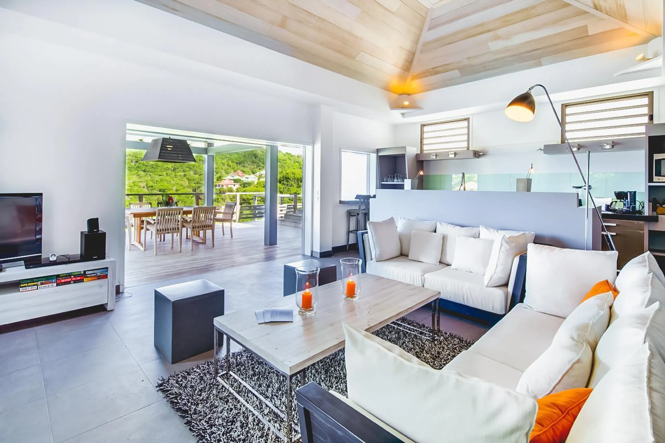 Gleaming Seaview Villa with Infinity Pool and Luxury Patio Lounge — photograph 11