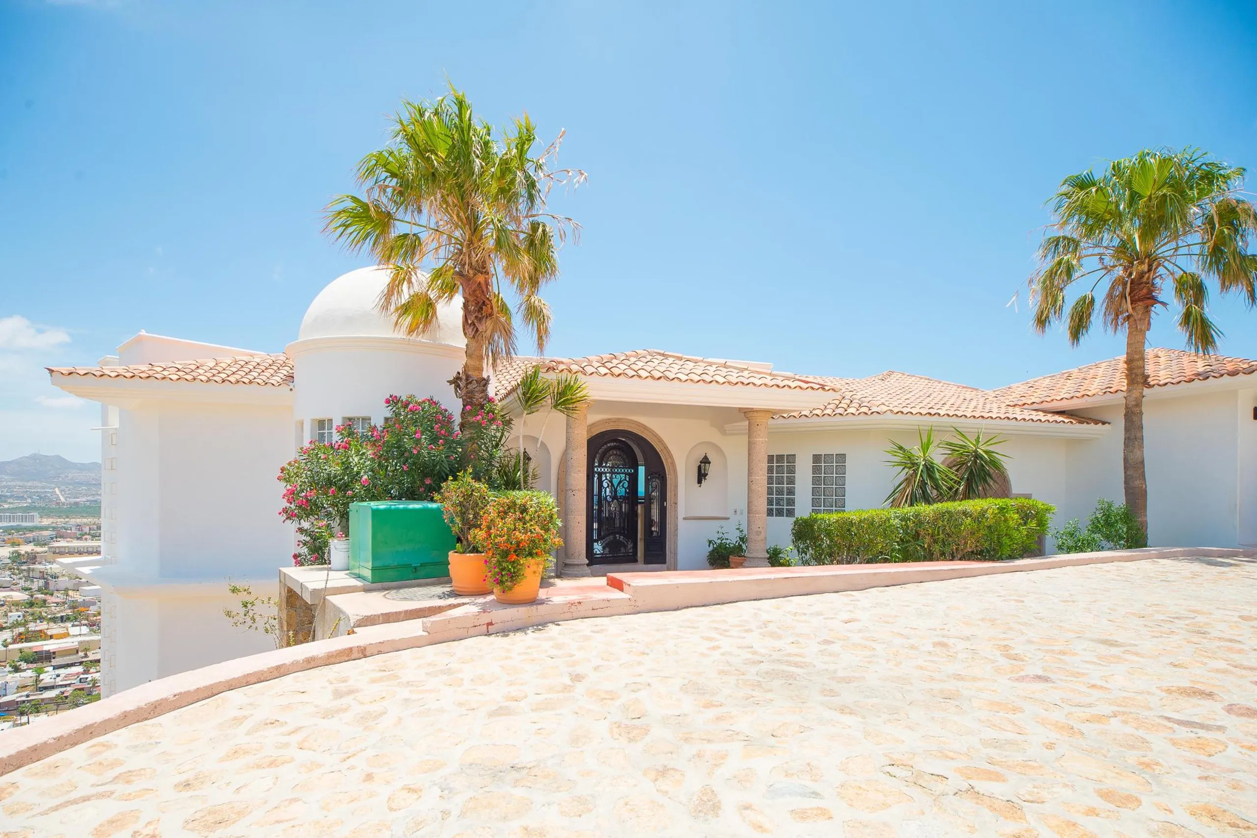 Stunning Cabo San Lucas Villa with Infinity Edge Pool and Jacuzzi — photograph 3