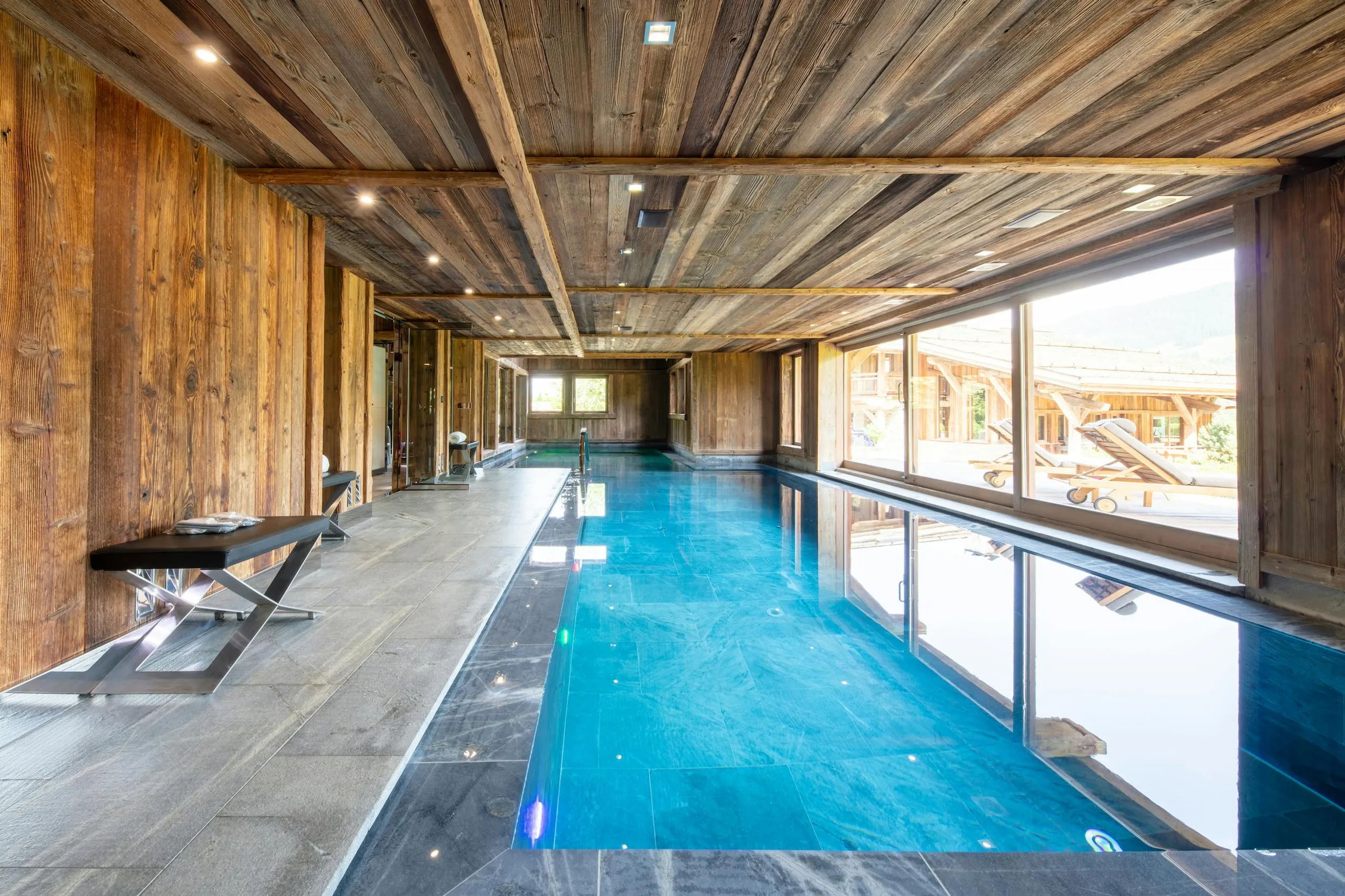 Chalet Royal with Commanding Views and Luxury Amenities — photograph 7