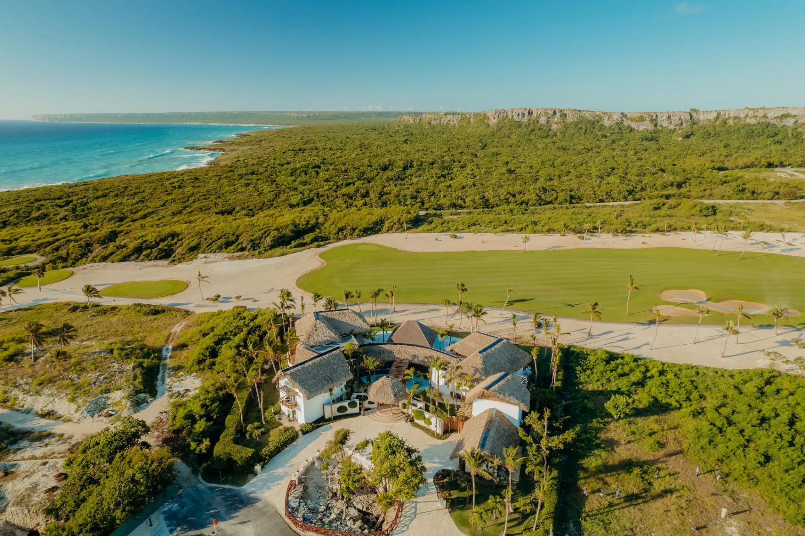 Radiant Punta Cana Estate with Unique Private Pool, Jacuzzi, and Panoramic Views — photograph 6