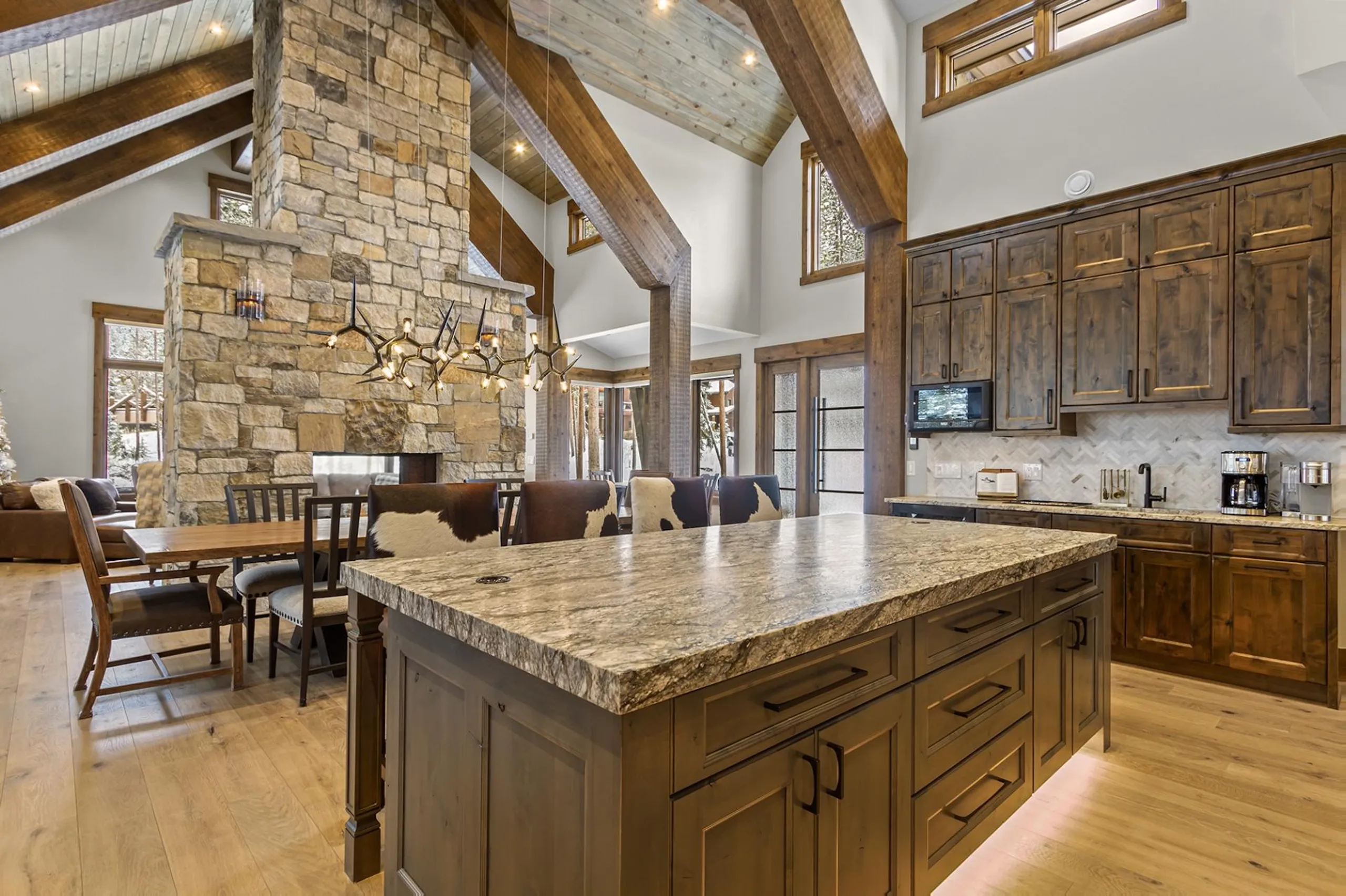 Ultimate Ski-Inspired Villa with Hot Tub, Mountain Views, and Near Ski Slopes — photograph 7