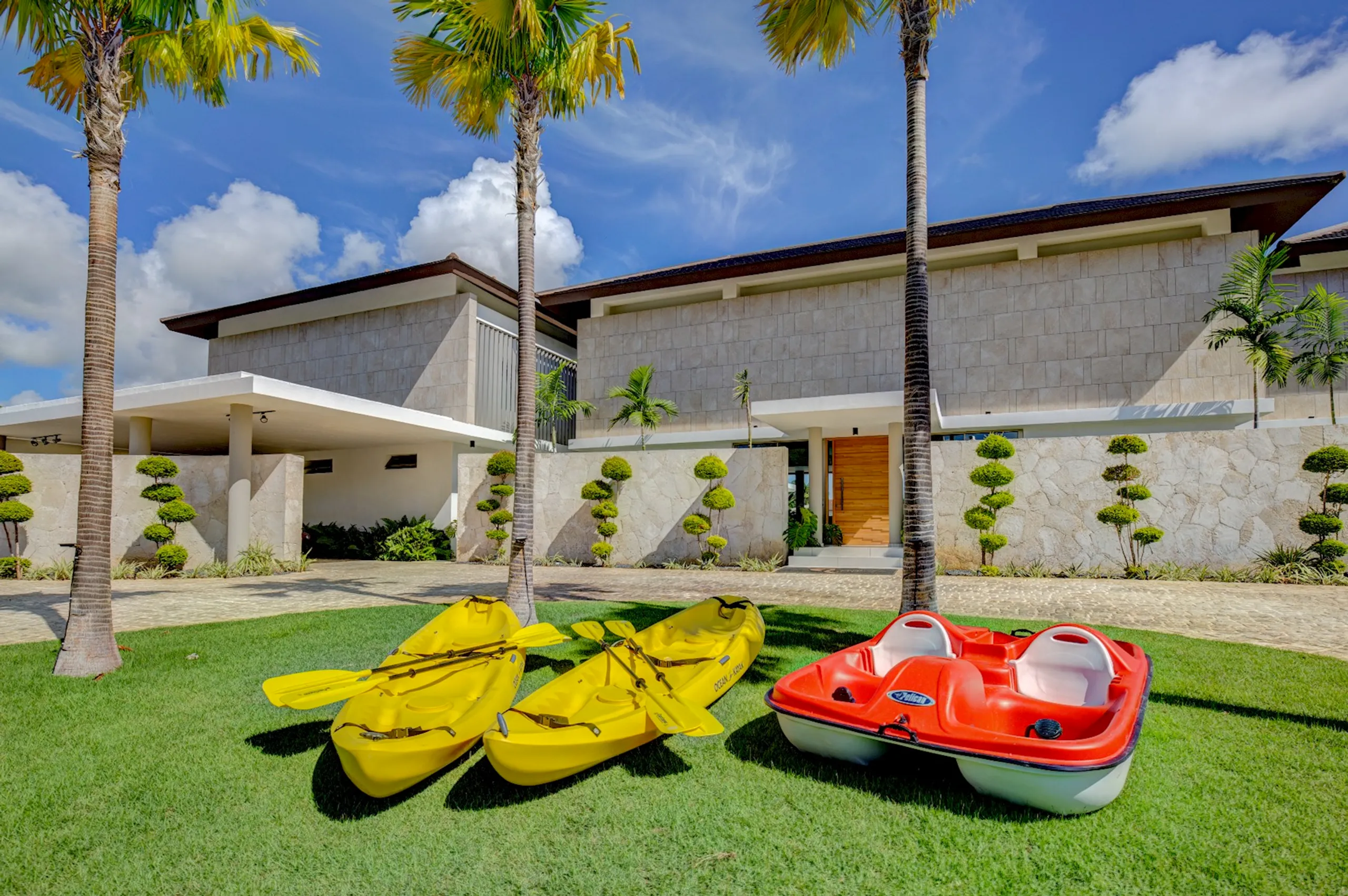 Iconic 9-Bedroom Villa: Modern Minimalist Design Near La Cana Golf & Beach Club — photograph 7