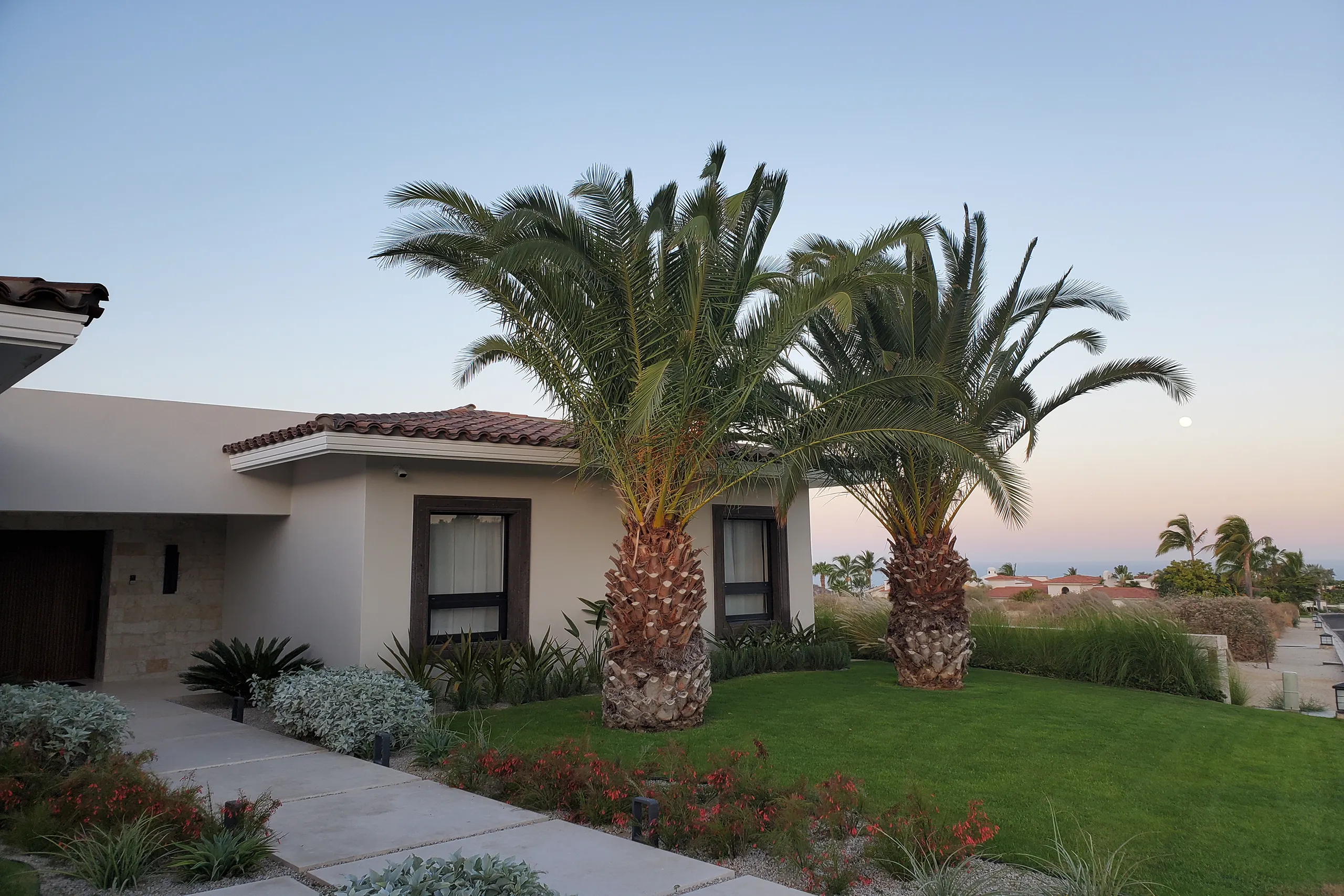 Elegant and Modern Pamilla Estate with Pool and Gorgeous Views — photograph 4
