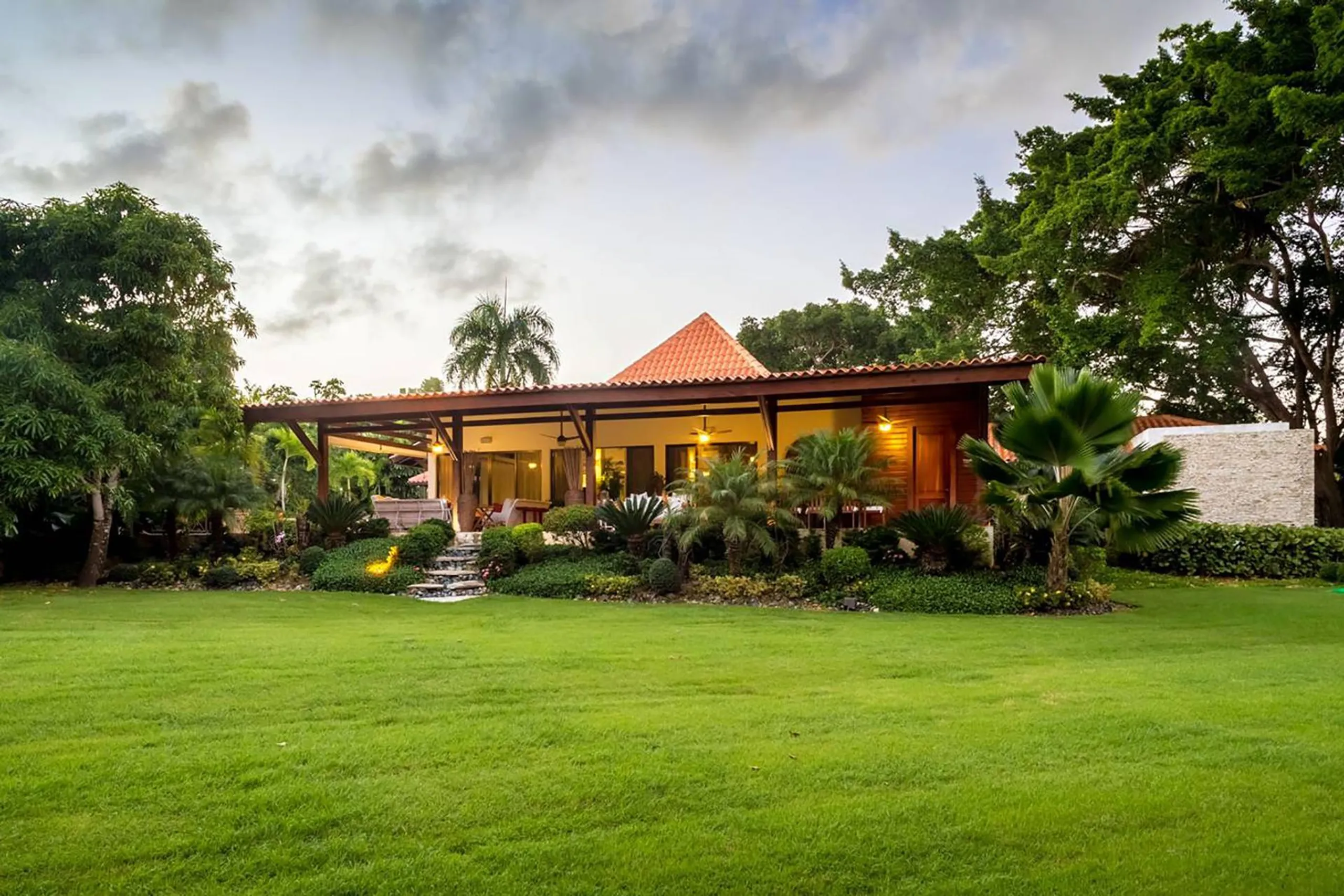 Modern Tropical Villa With Coastal Breeze — photograph 7