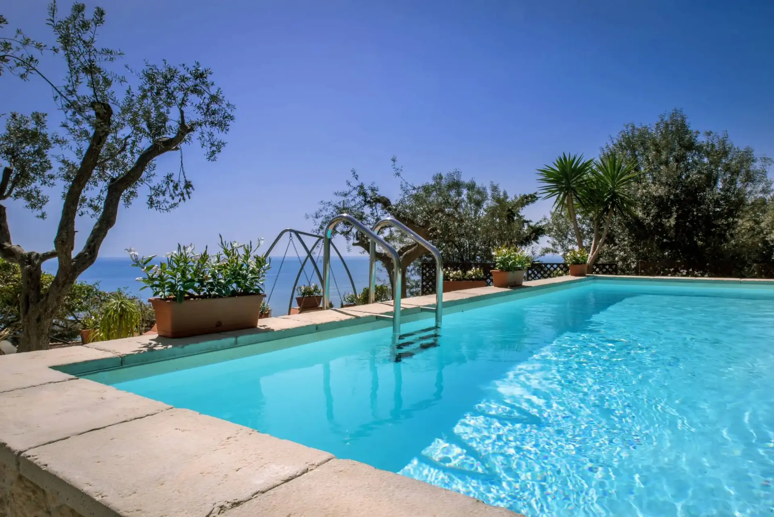 Lavishly Appointed Coastal Escape with Breathtaking Sea Views and Private Pool — photograph 2