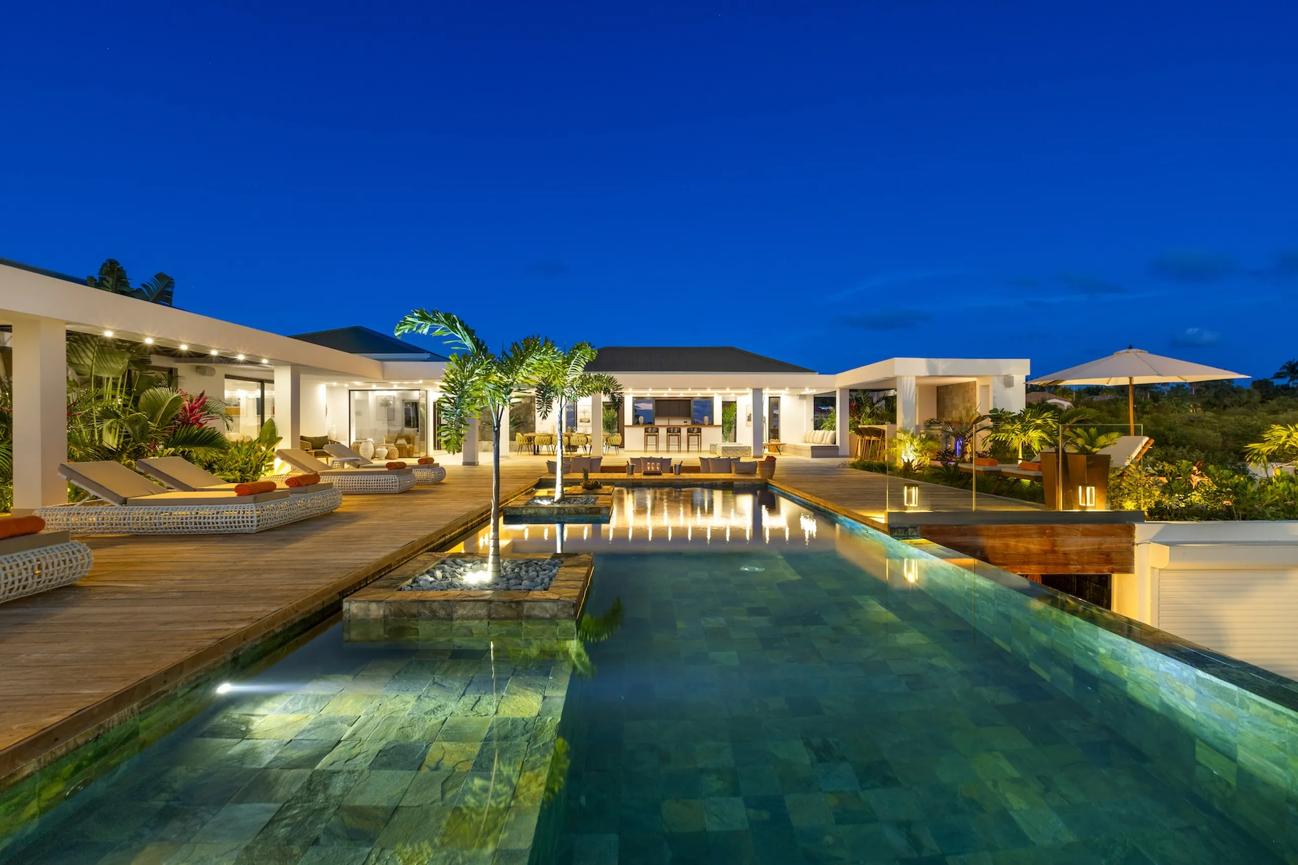 Stylish 5BR Terres Basses Villa with Heated Pool, Jacuzzi, & Panoramic Views — photograph 2