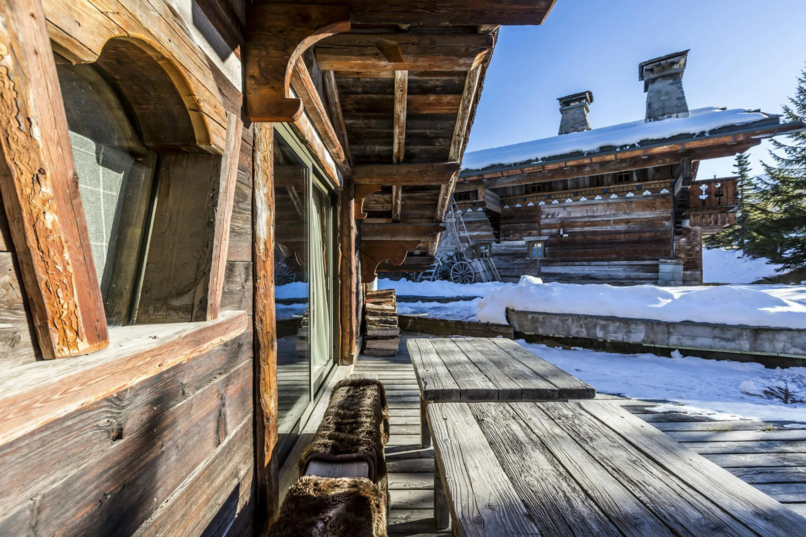 Beautiful Courchevel Chalet with Fireplace and Stunning Views — photograph 7