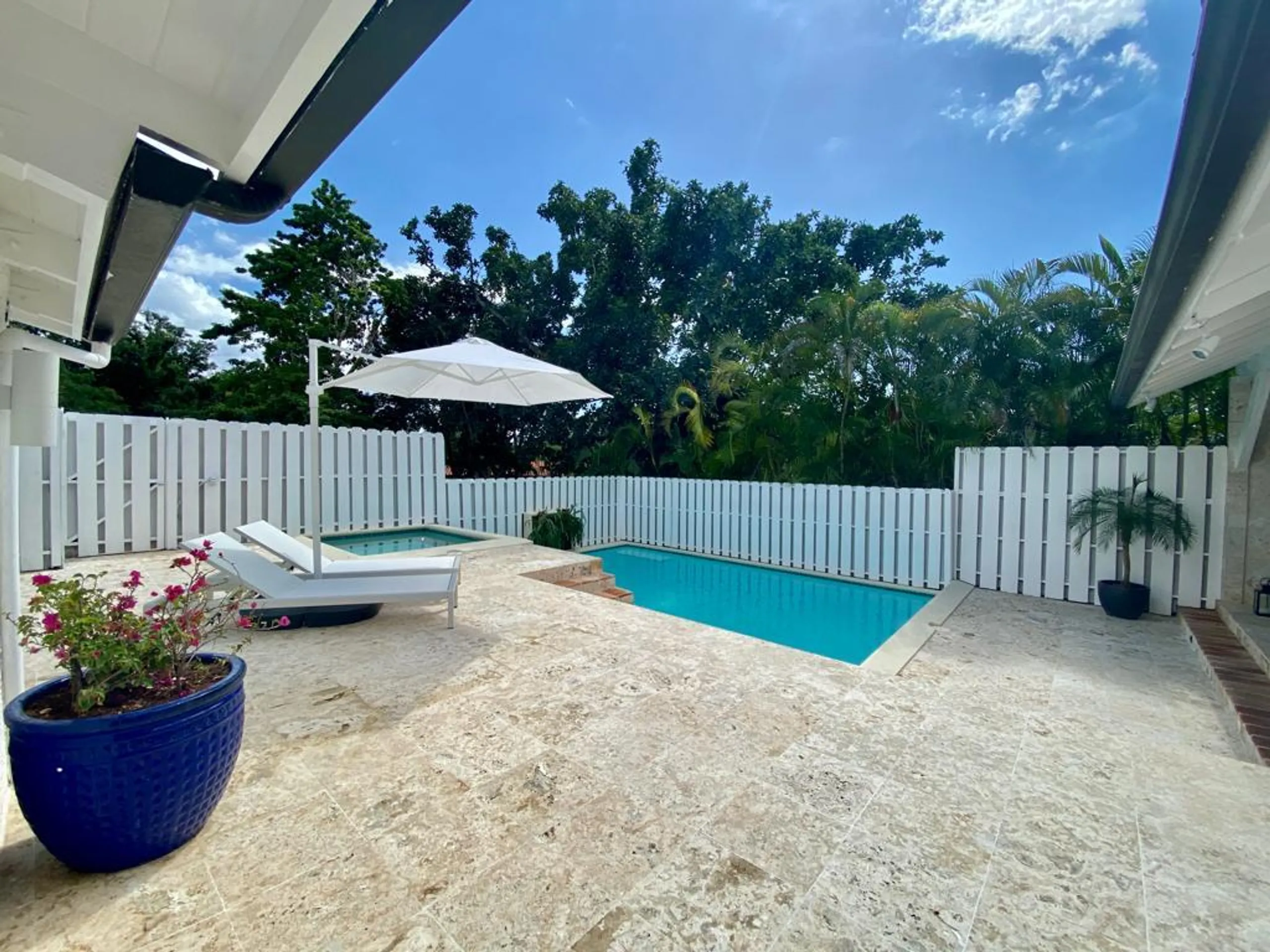 Tranquil Tropical Retreat with Private Pool — photograph 2