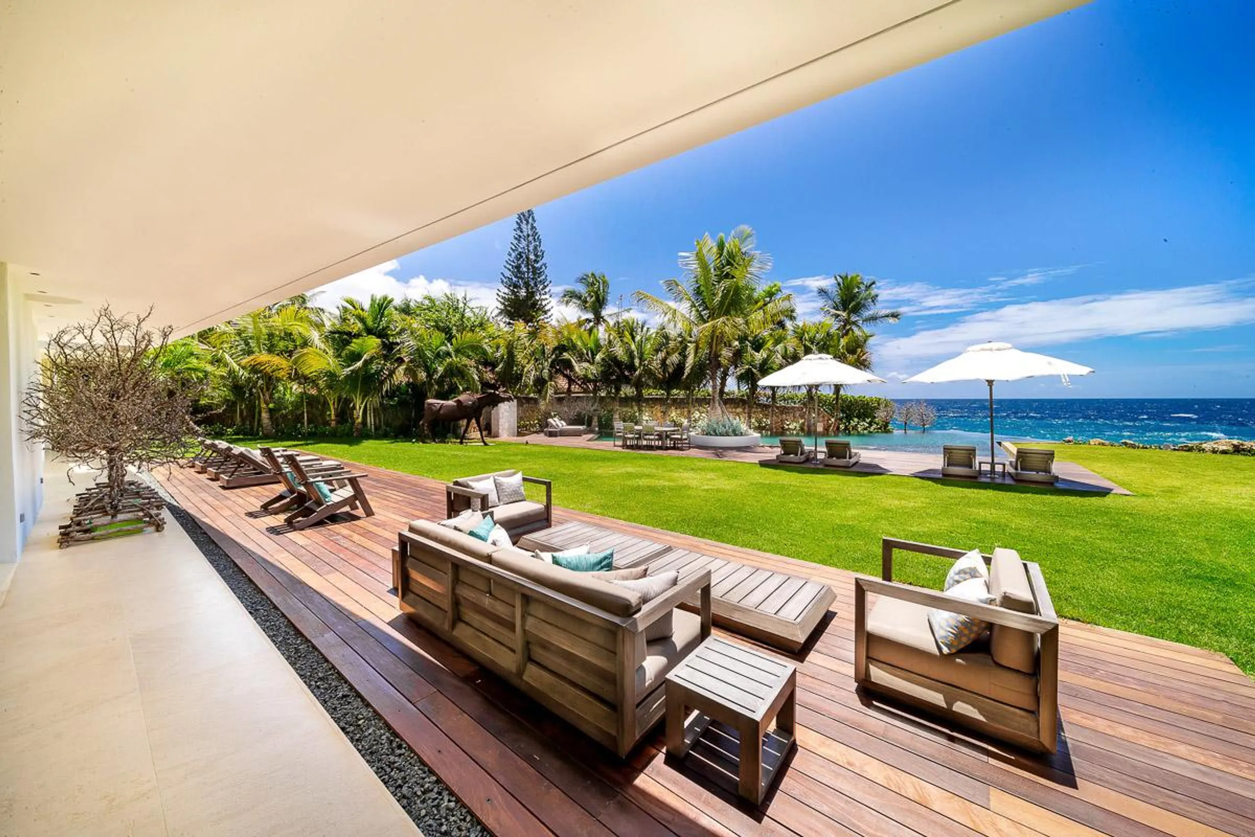 Glamorous Seaside Estate with Infinity Pool and Walks to Beach — photograph 4
