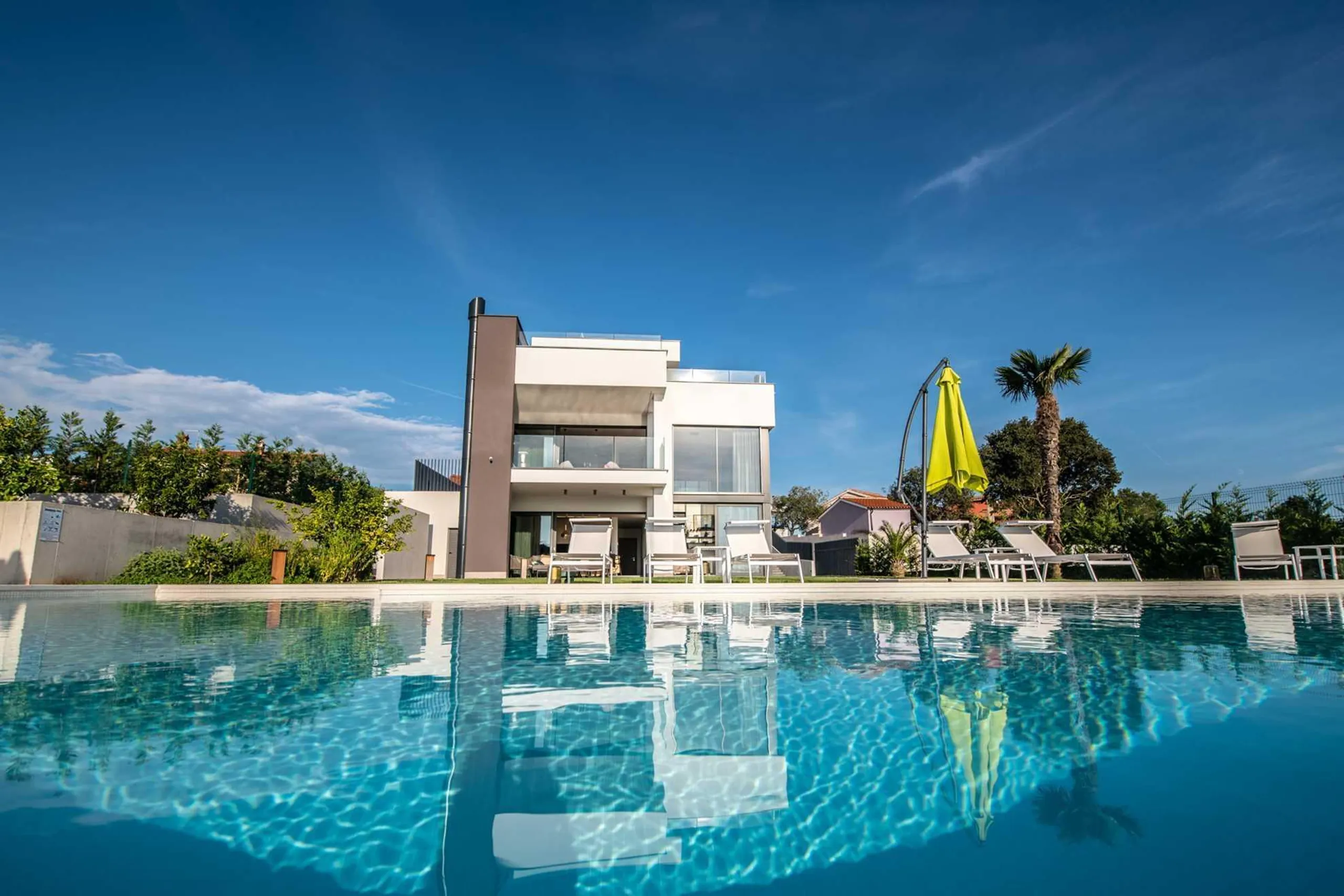 Luxurious Villa with Heated Pool and Stunning Views — photograph 8